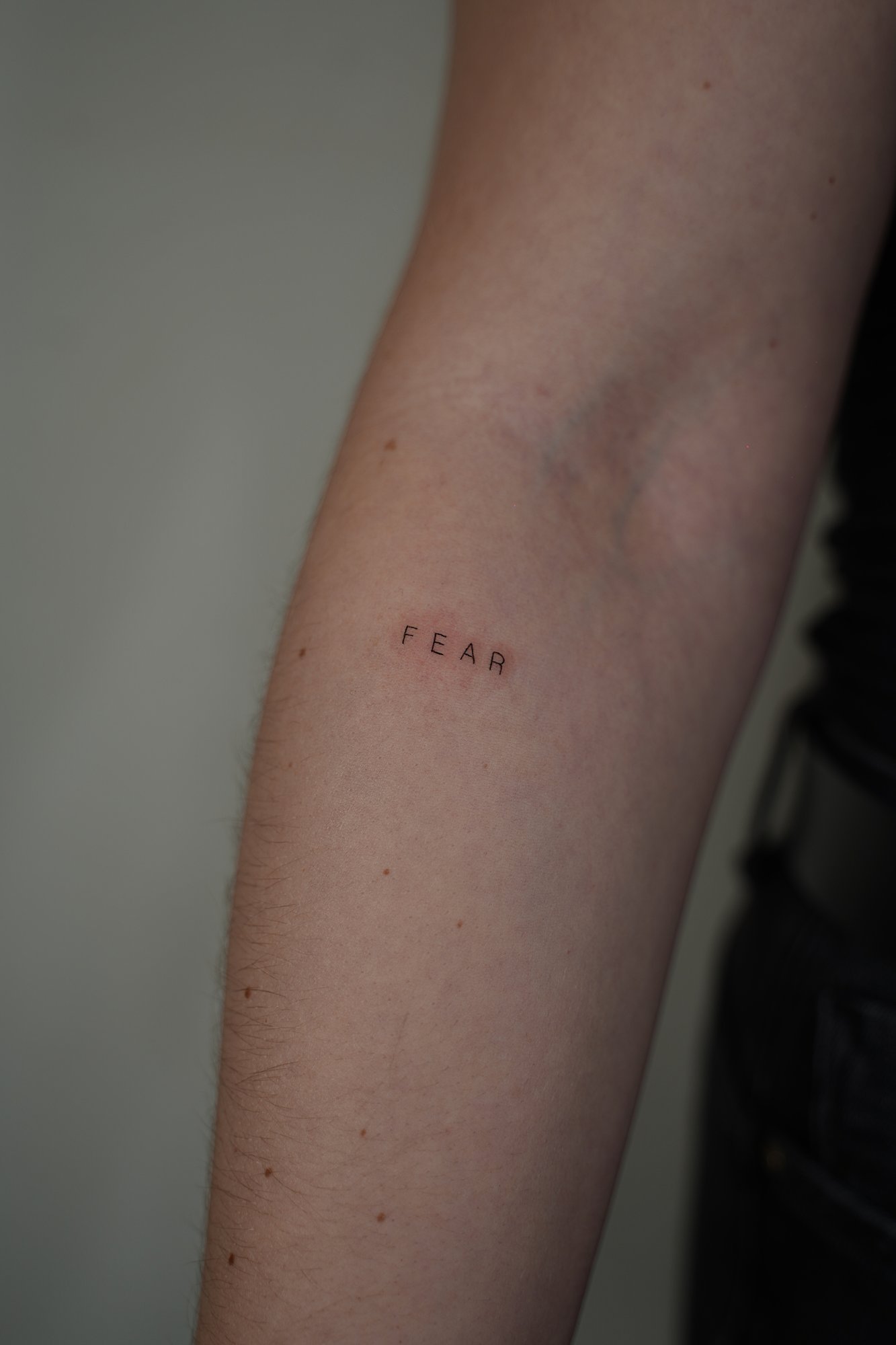 Tatuaje de palabra freedom en zona desconocida, línea fina