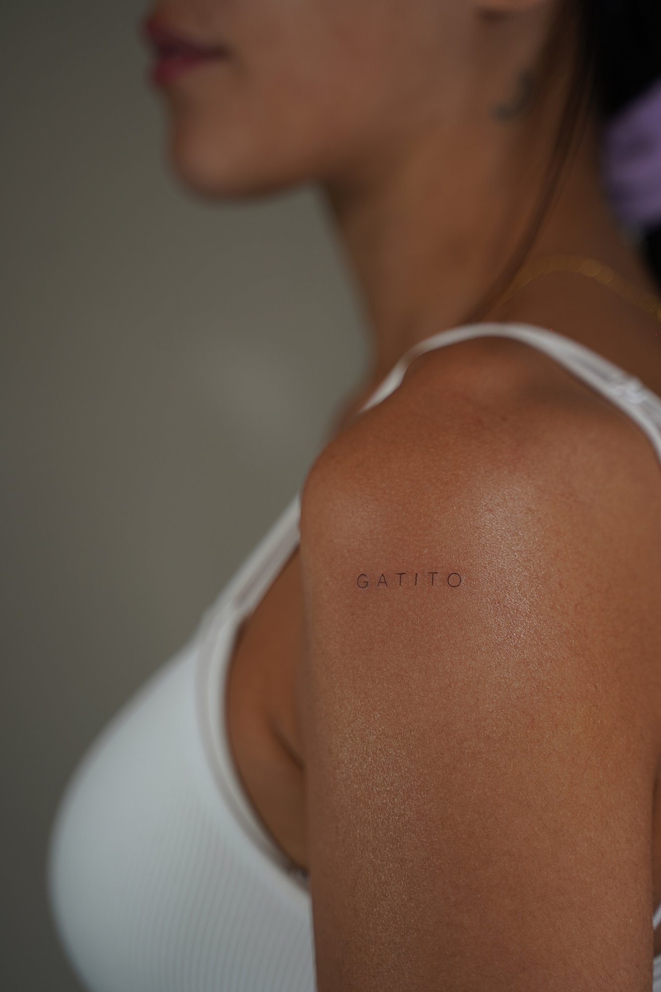Tatuaje de palabra gatito en zona desconocida, línea fina