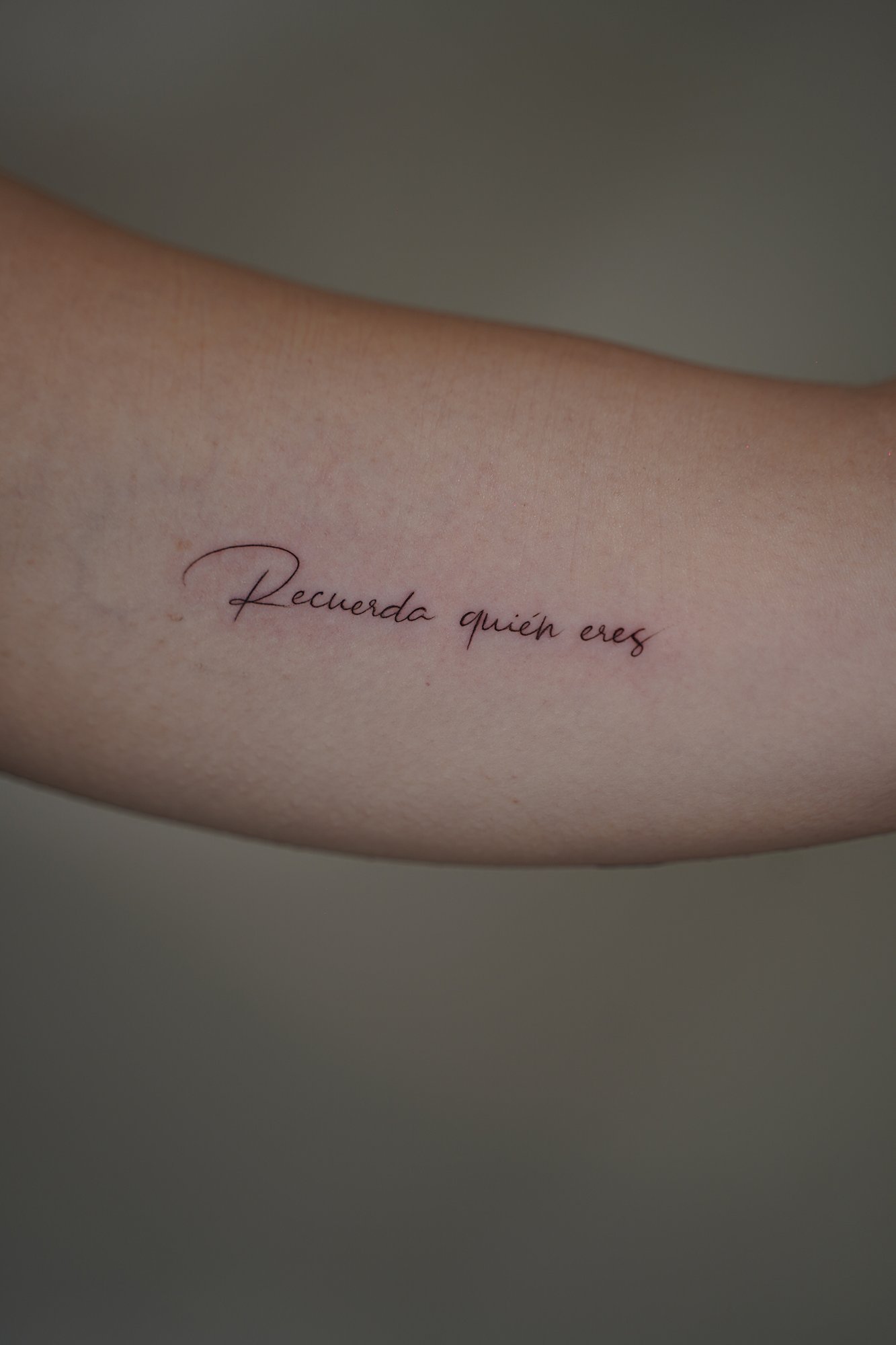 Tatuaje de palabra gatito en zona desconocida, línea fina