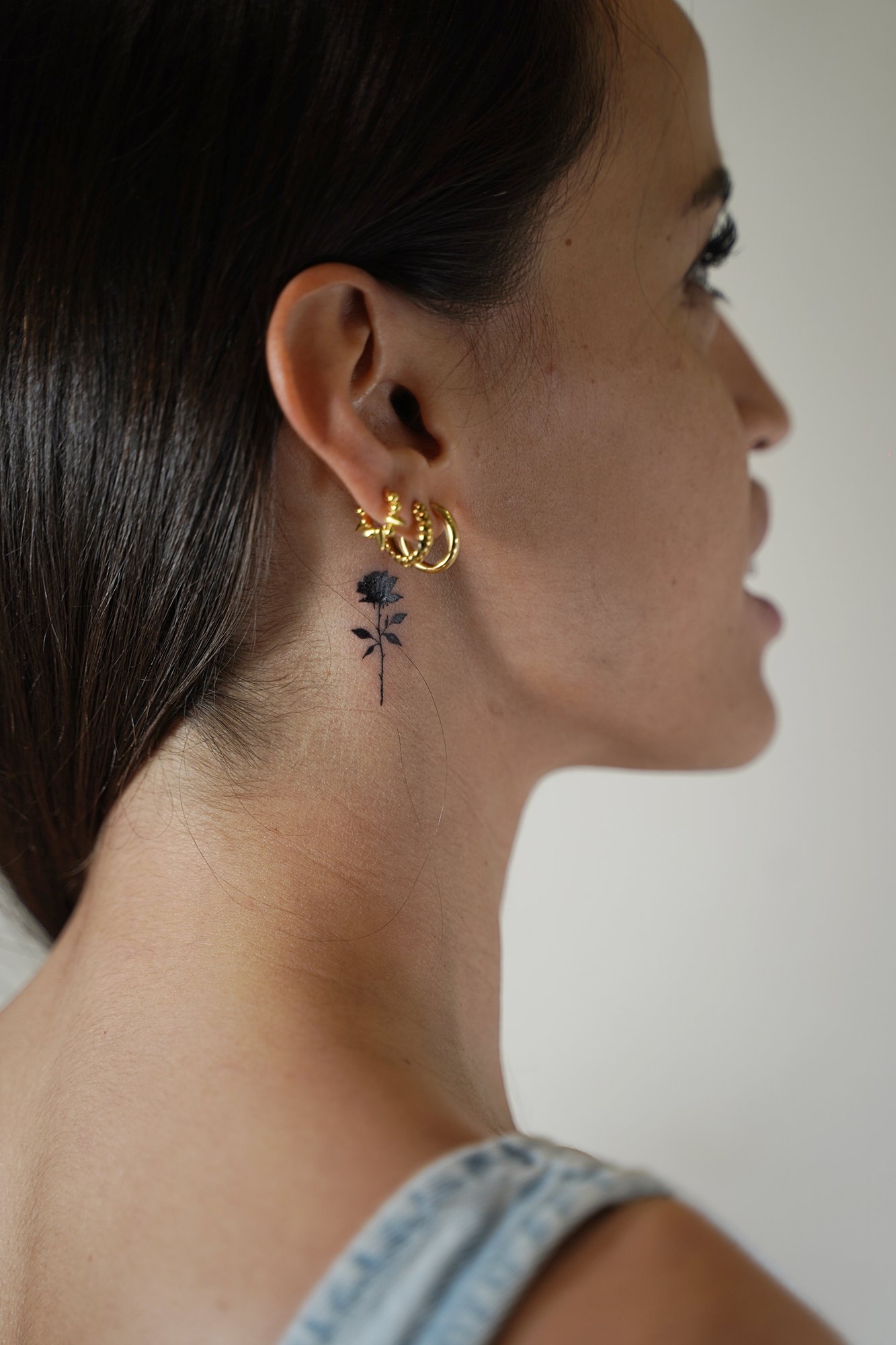 Tatuaje de palabra gotico en pecho, línea fina