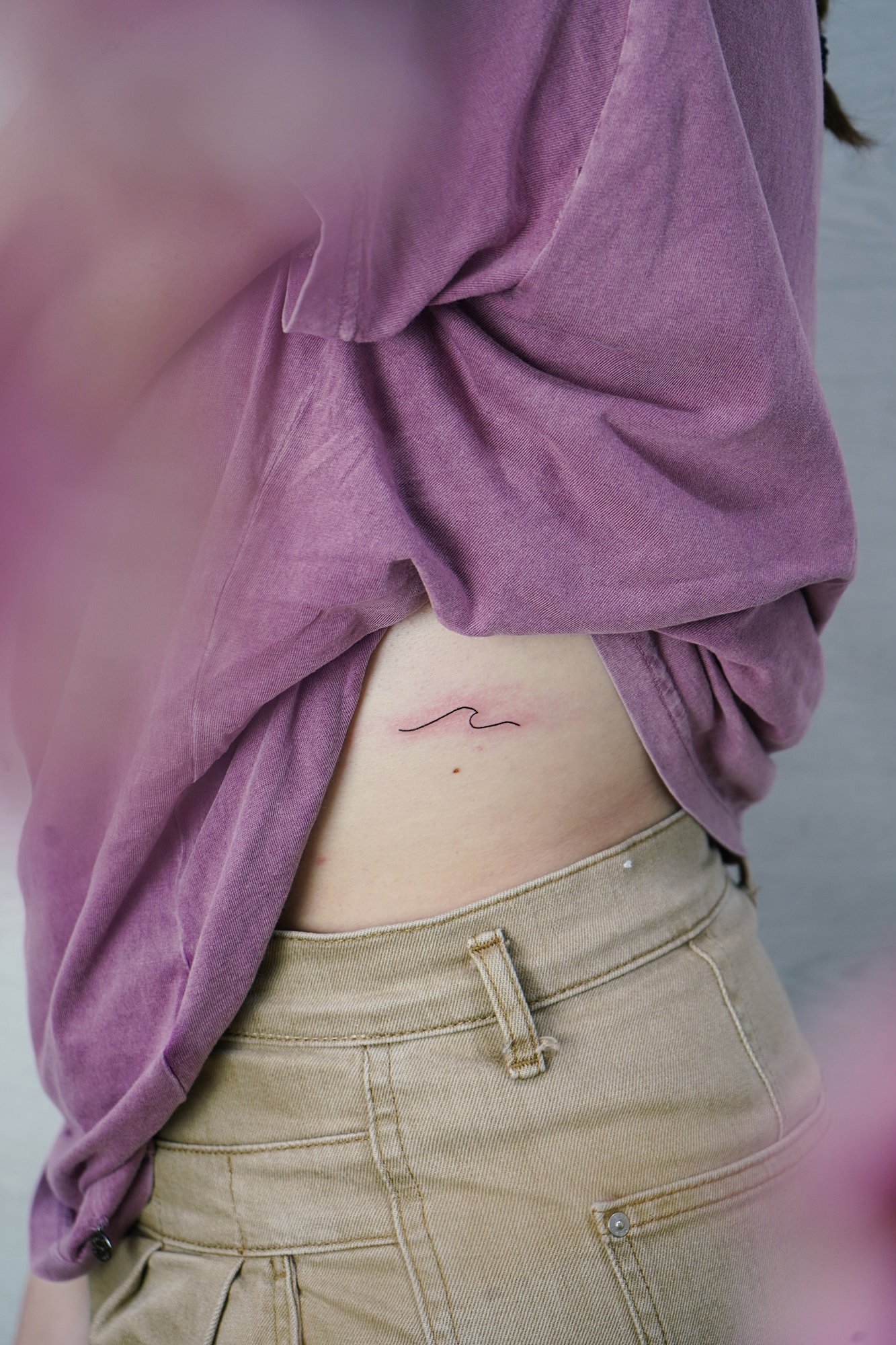 Tatuaje de palabra hola en zona desconocida, línea fina