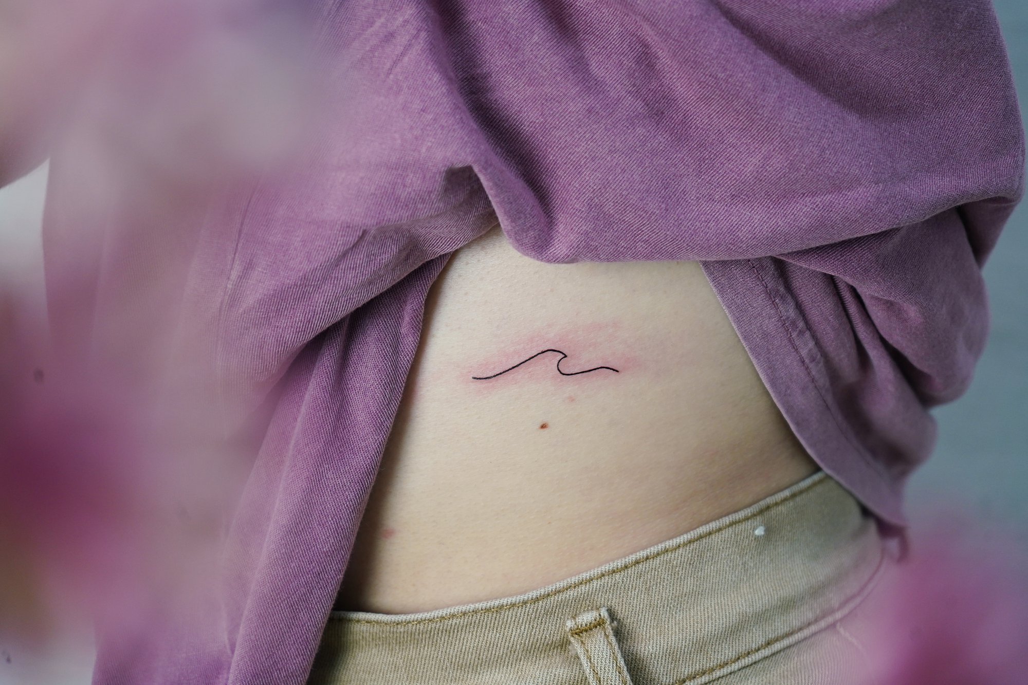 Tatuaje de palabra hola en zona desconocida, línea fina