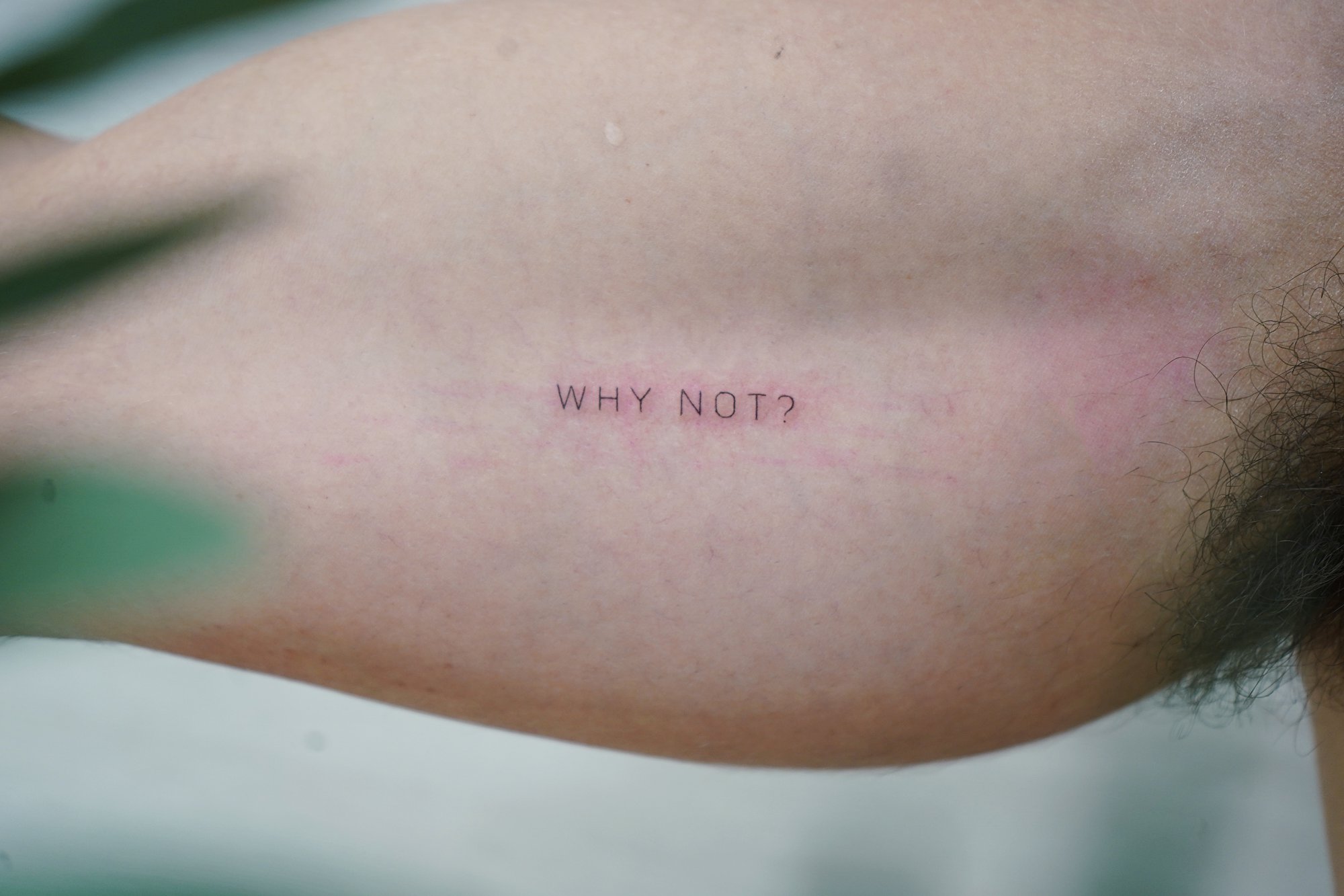 Tatuaje de palabra hola en zona desconocida, línea fina