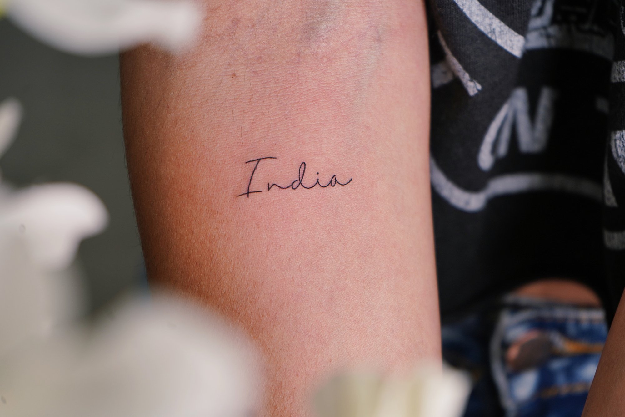 Tatuaje de palabra india en zona desconocida, línea fina
