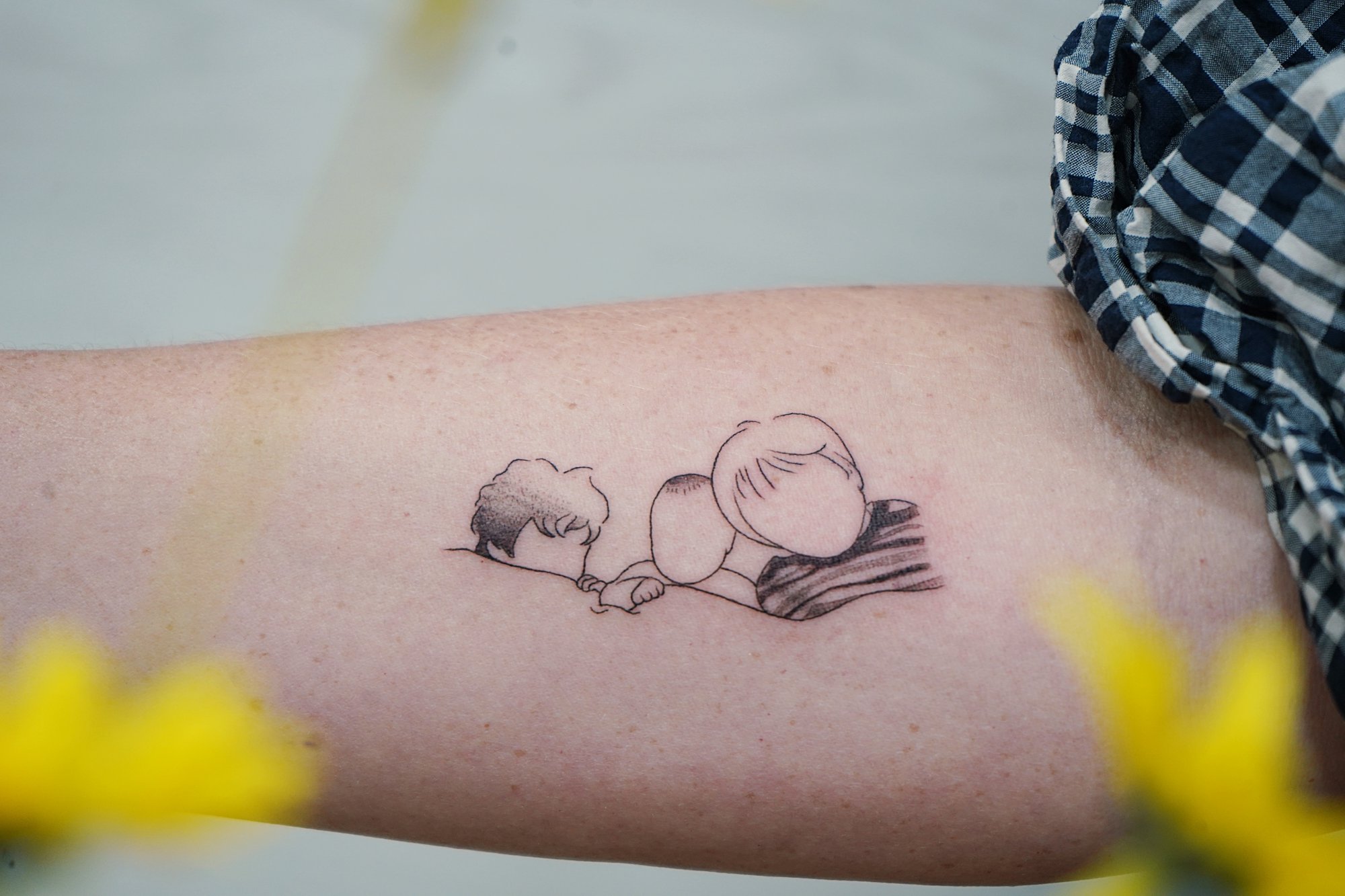 Tatuaje de palabra karma en brazo, línea fina