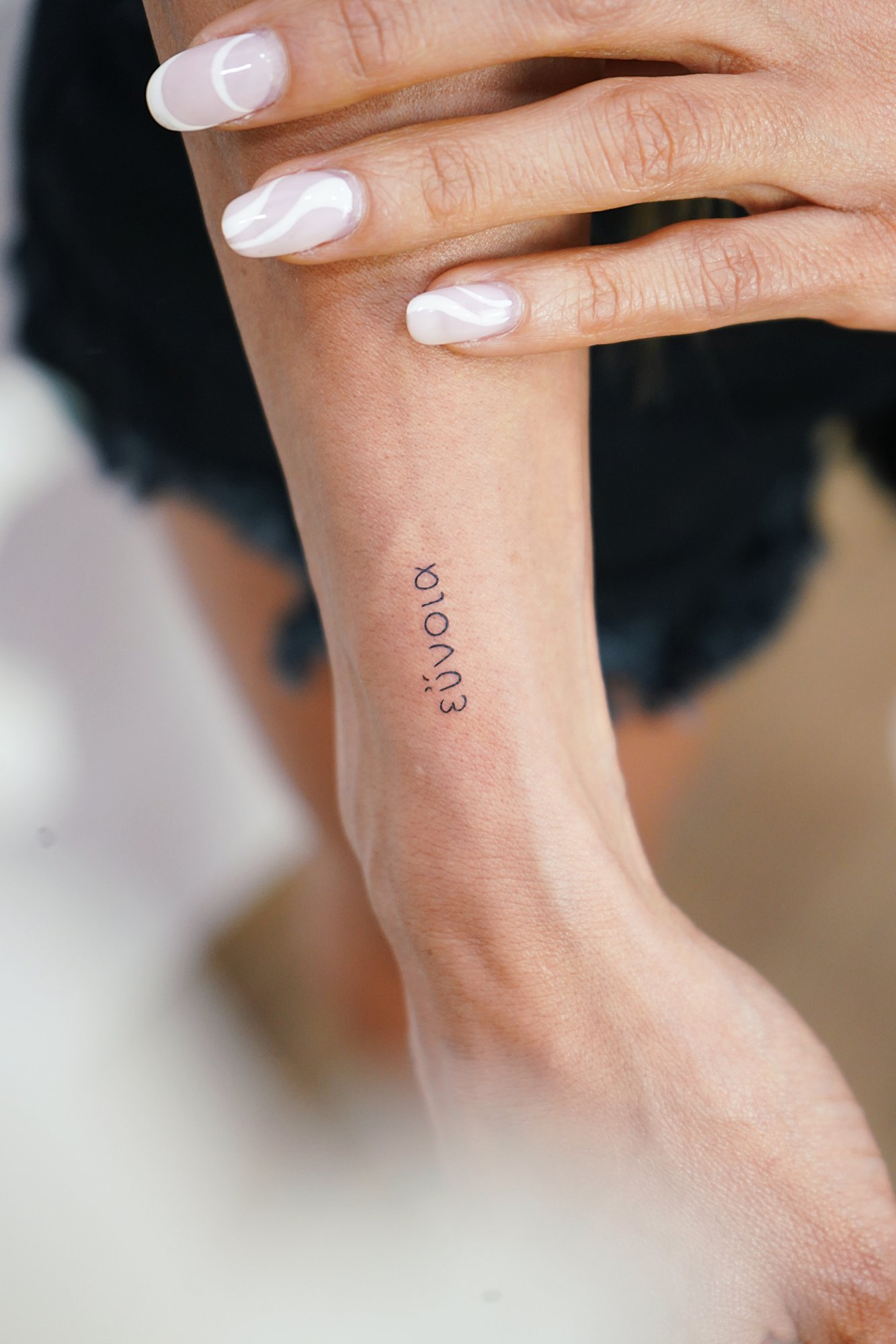 Tatuaje de palabra latin en zona desconocida, línea fina