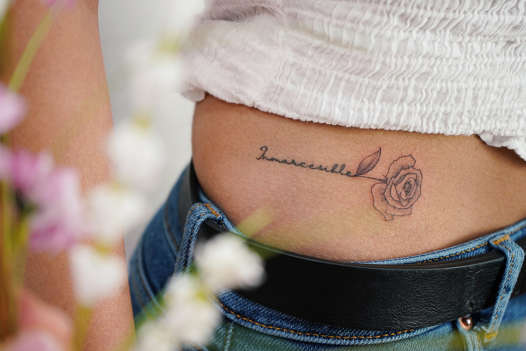 Tatuaje de palabra leer en zona desconocida, línea fina