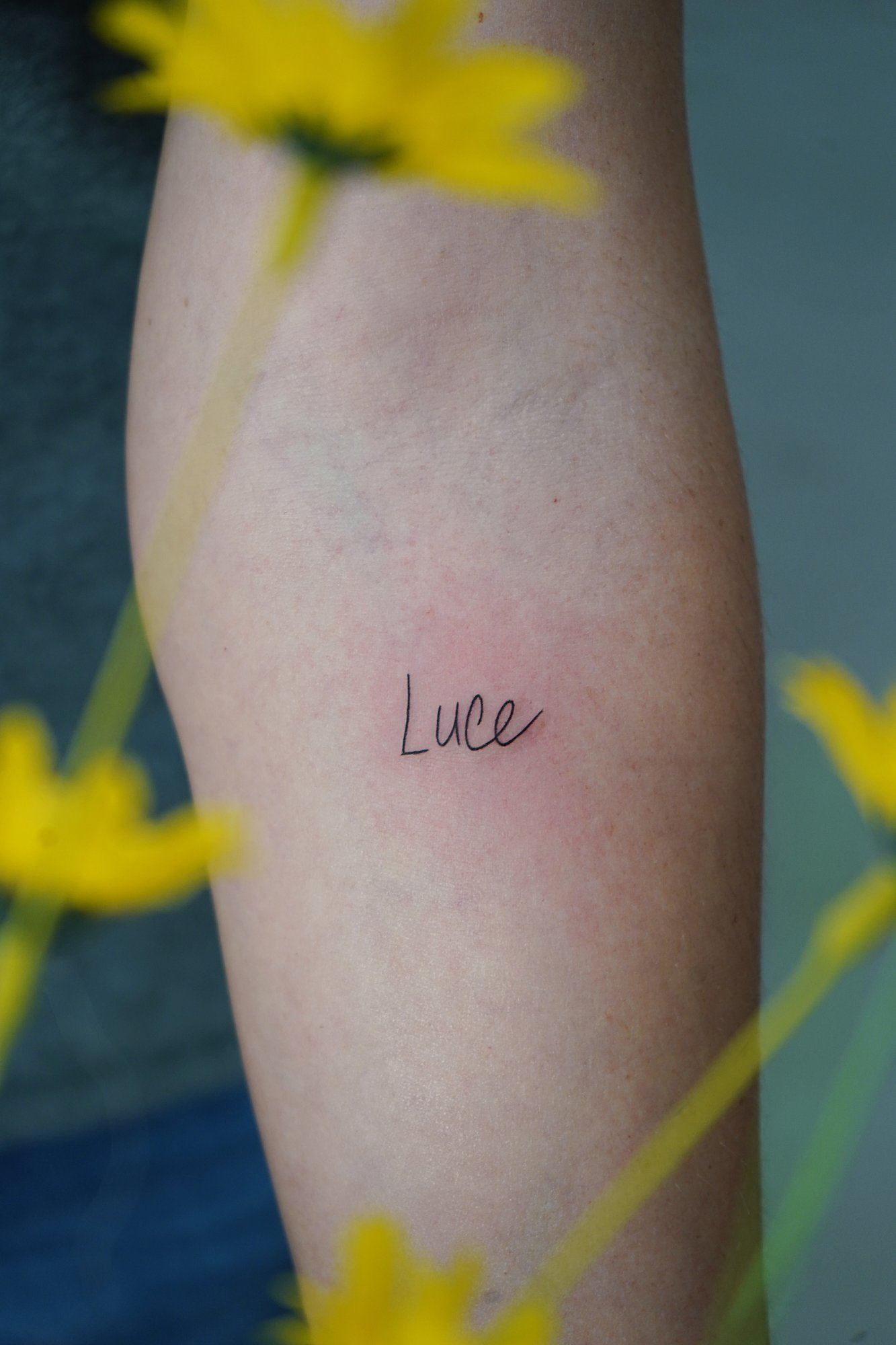 Tatuaje de palabra luce en antebrazo, línea fina