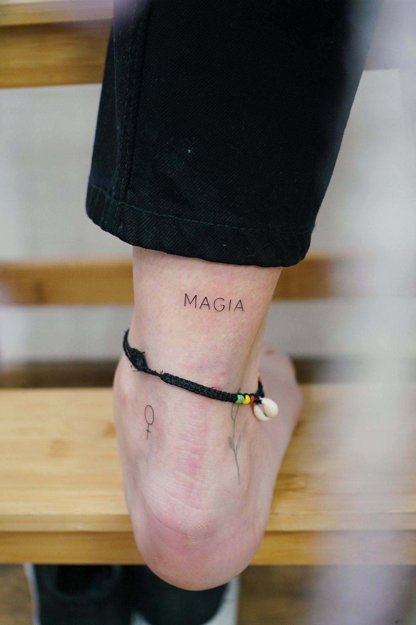 Tatuaje de palabra magia en zona desconocida, línea fina