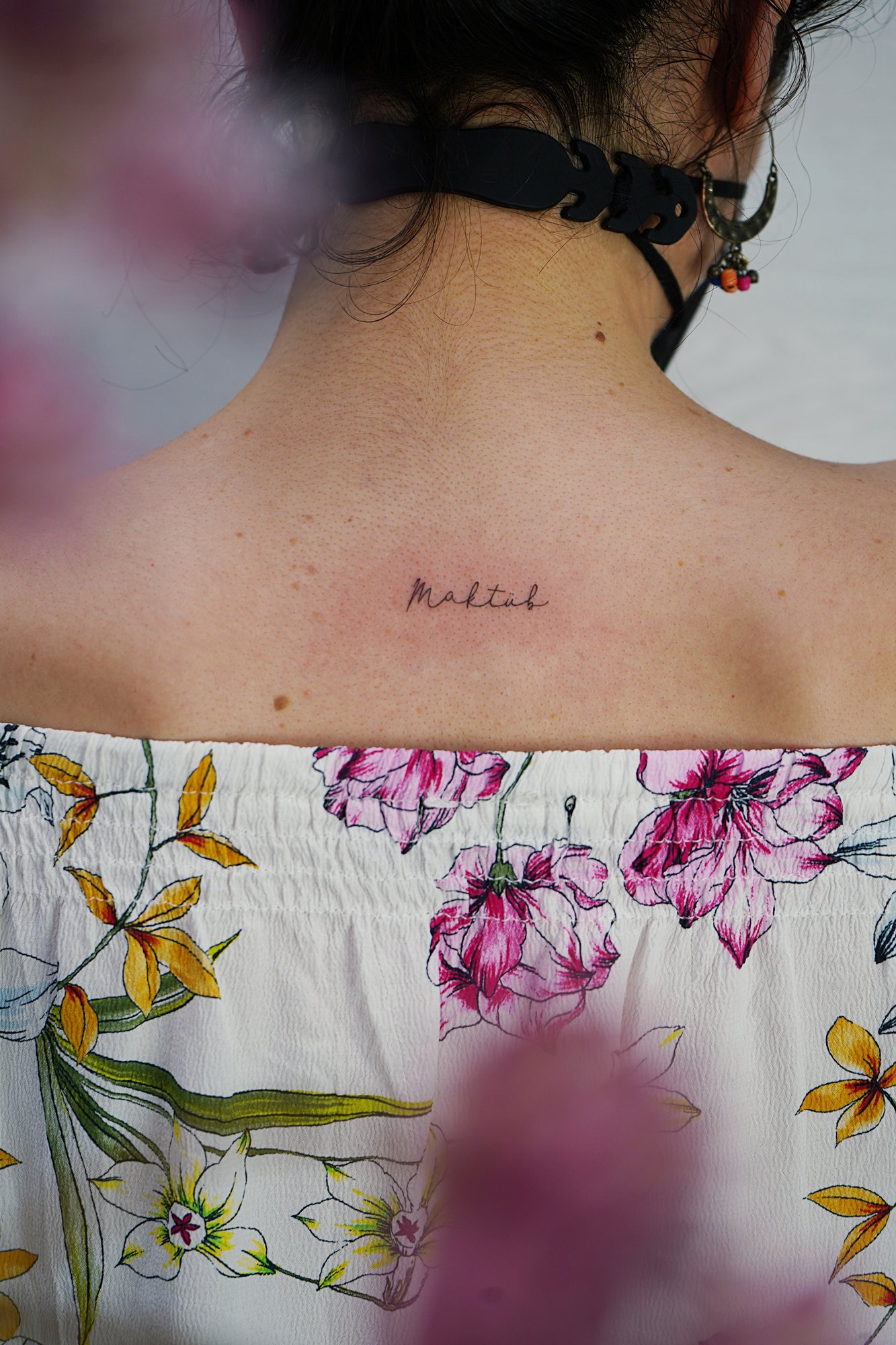 Tatuaje de palabra maktub en columna, línea fina