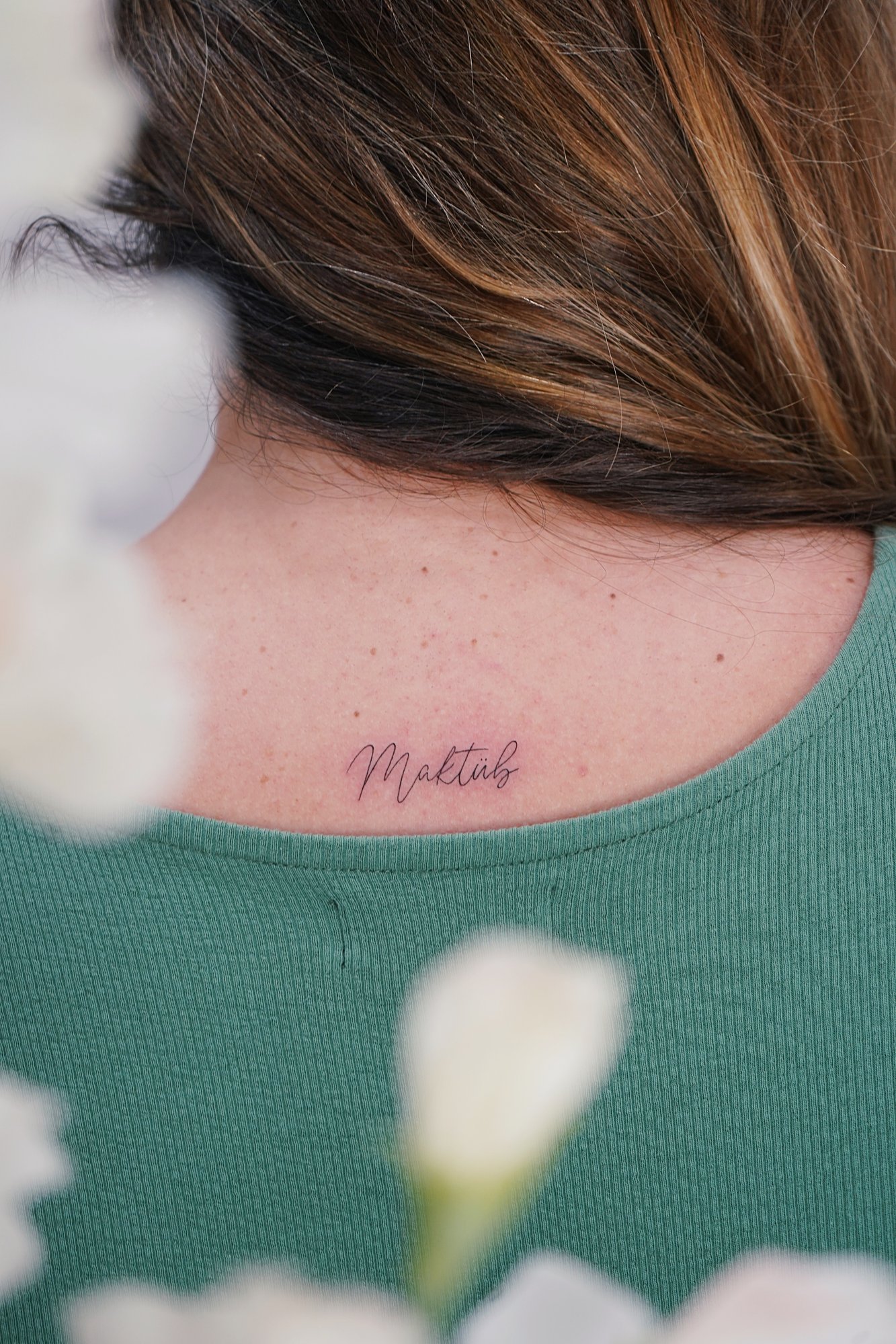 Tatuaje de palabra maktub en columna, línea fina