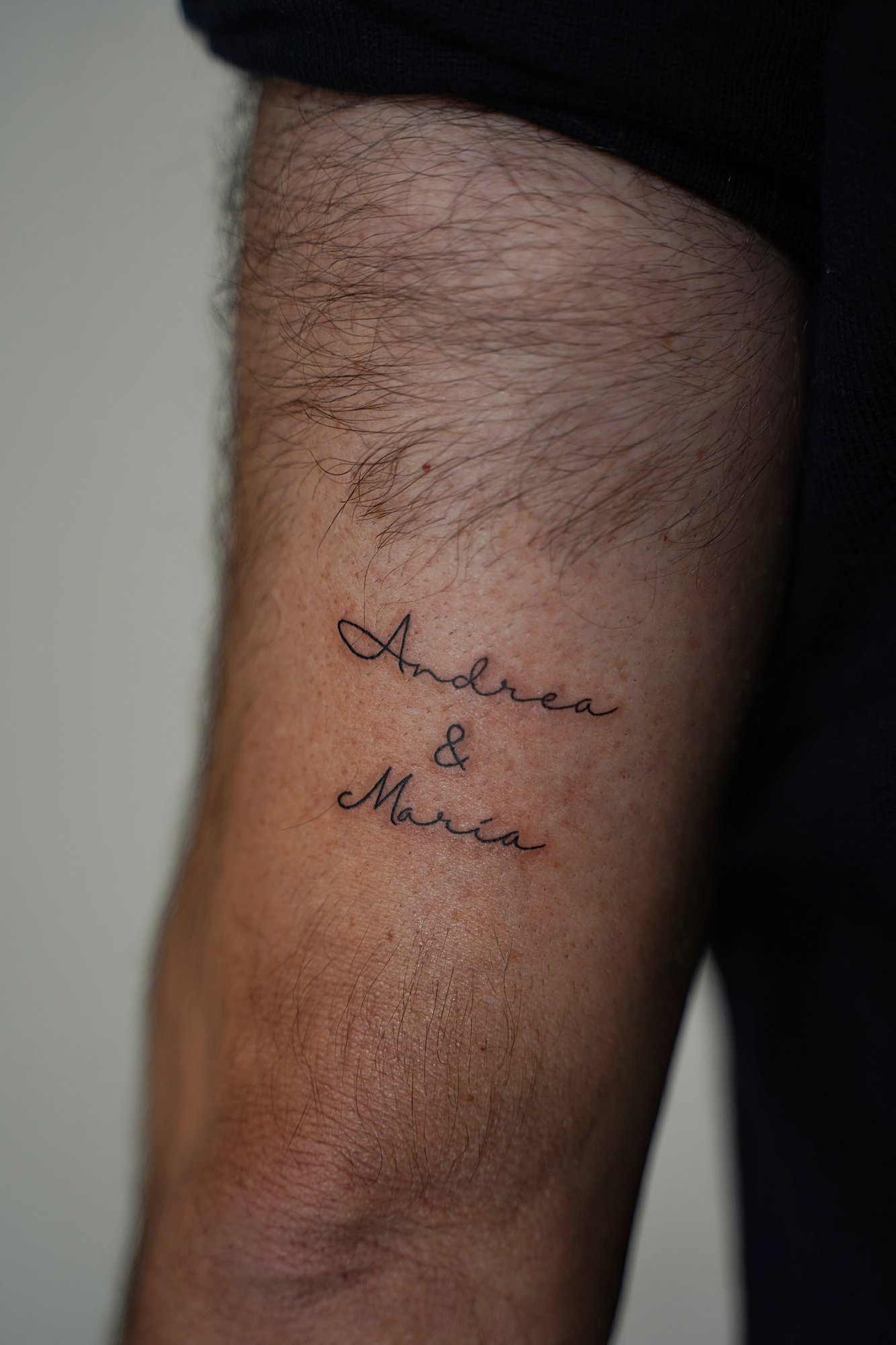 Tatuaje de palabra mama manuscrito en zona desconocida, línea fina