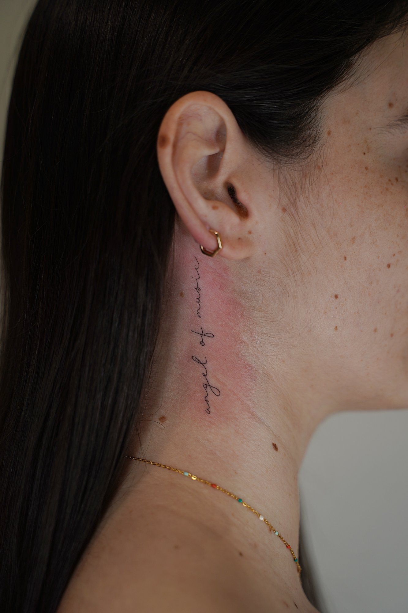 Tatuaje de palabra manuscrito en espalda, línea fina