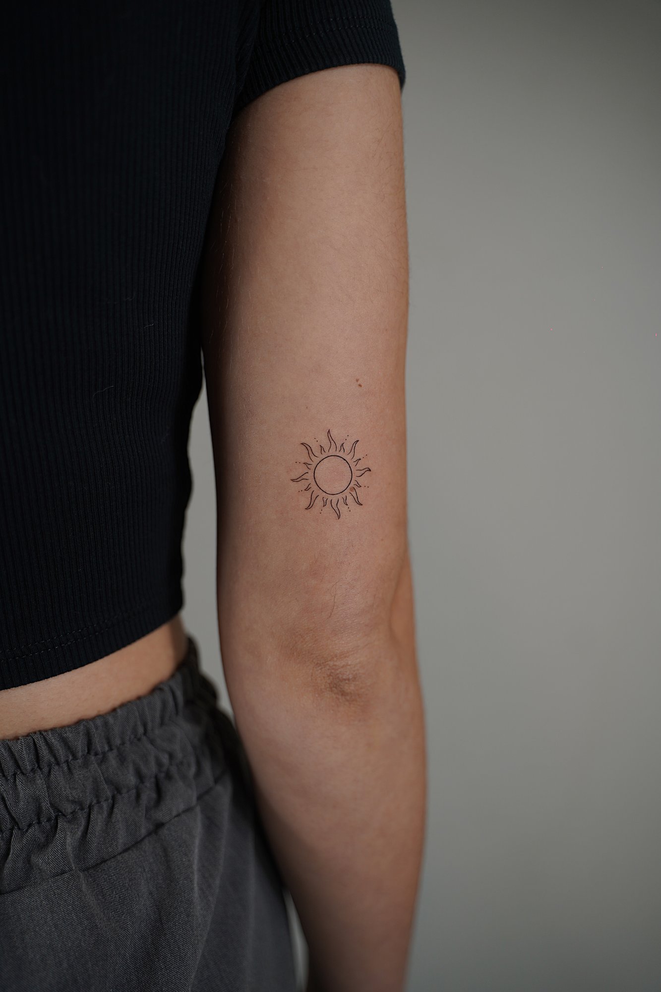 Tatuaje de palabra manuscrito en zona desconocida, línea fina