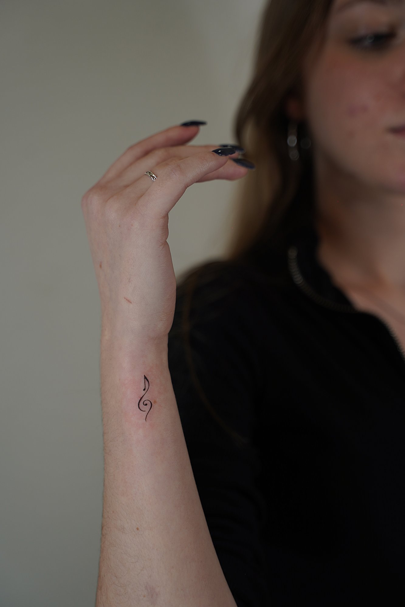 Tatuaje de palabra maquina en codo, línea fina