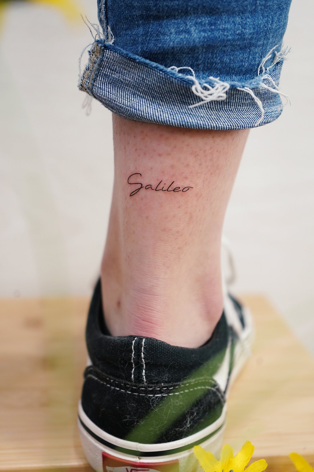 Tatuaje de palabra maquina en zona desconocida, línea fina