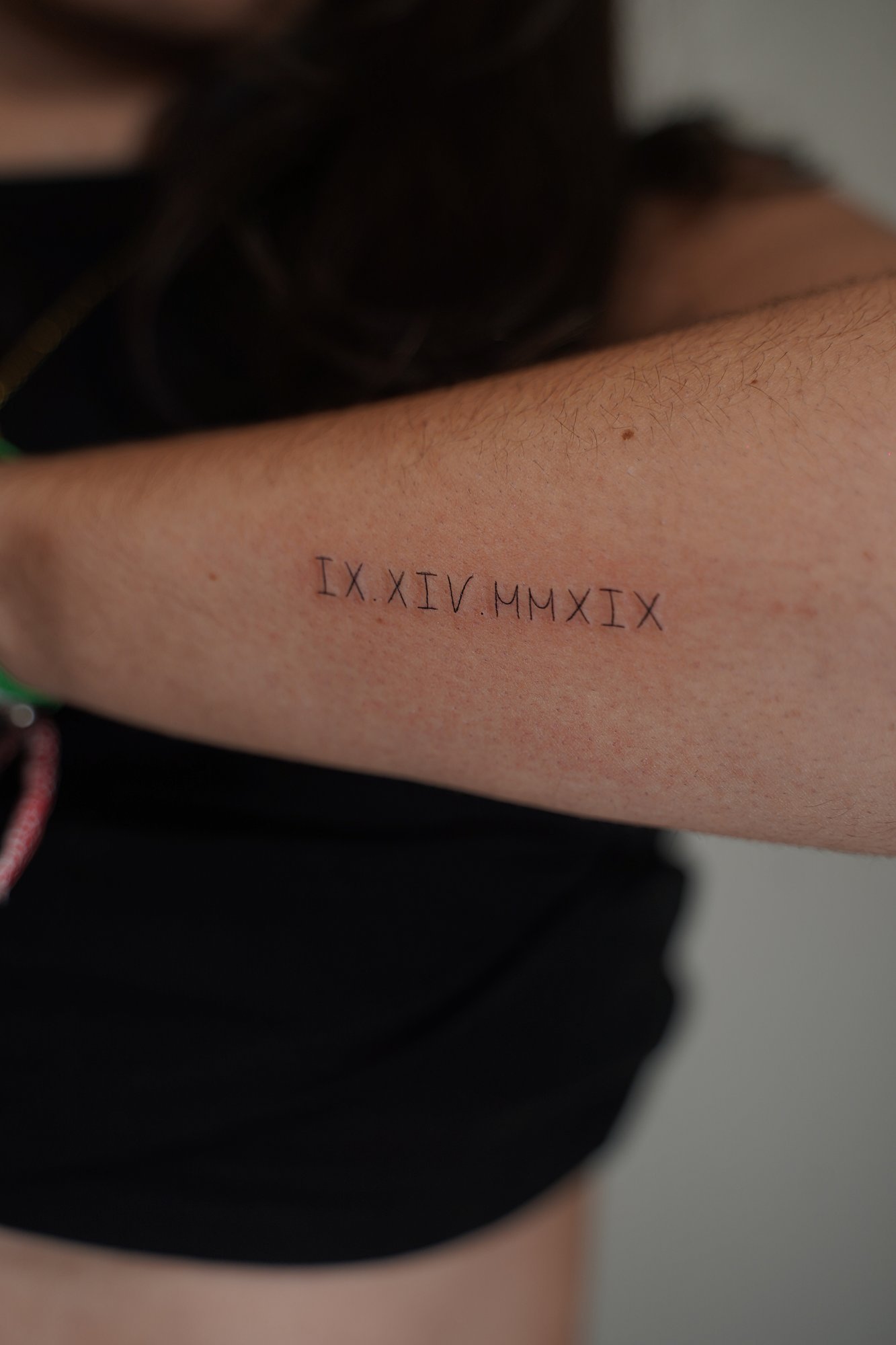 Tatuaje de palabra maybe en zona desconocida, línea fina