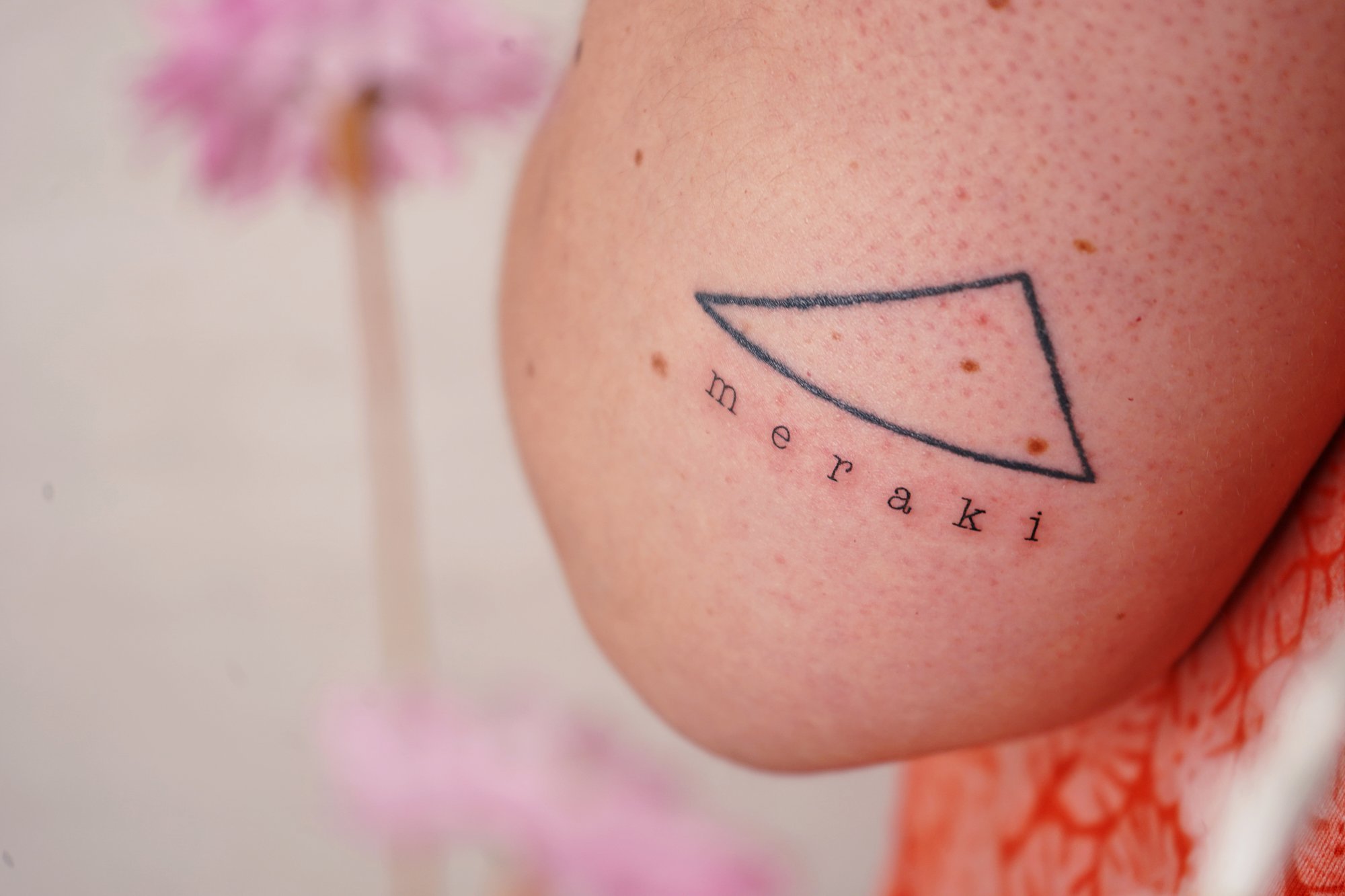 Tatuaje de palabra meraki en zona desconocida, línea fina