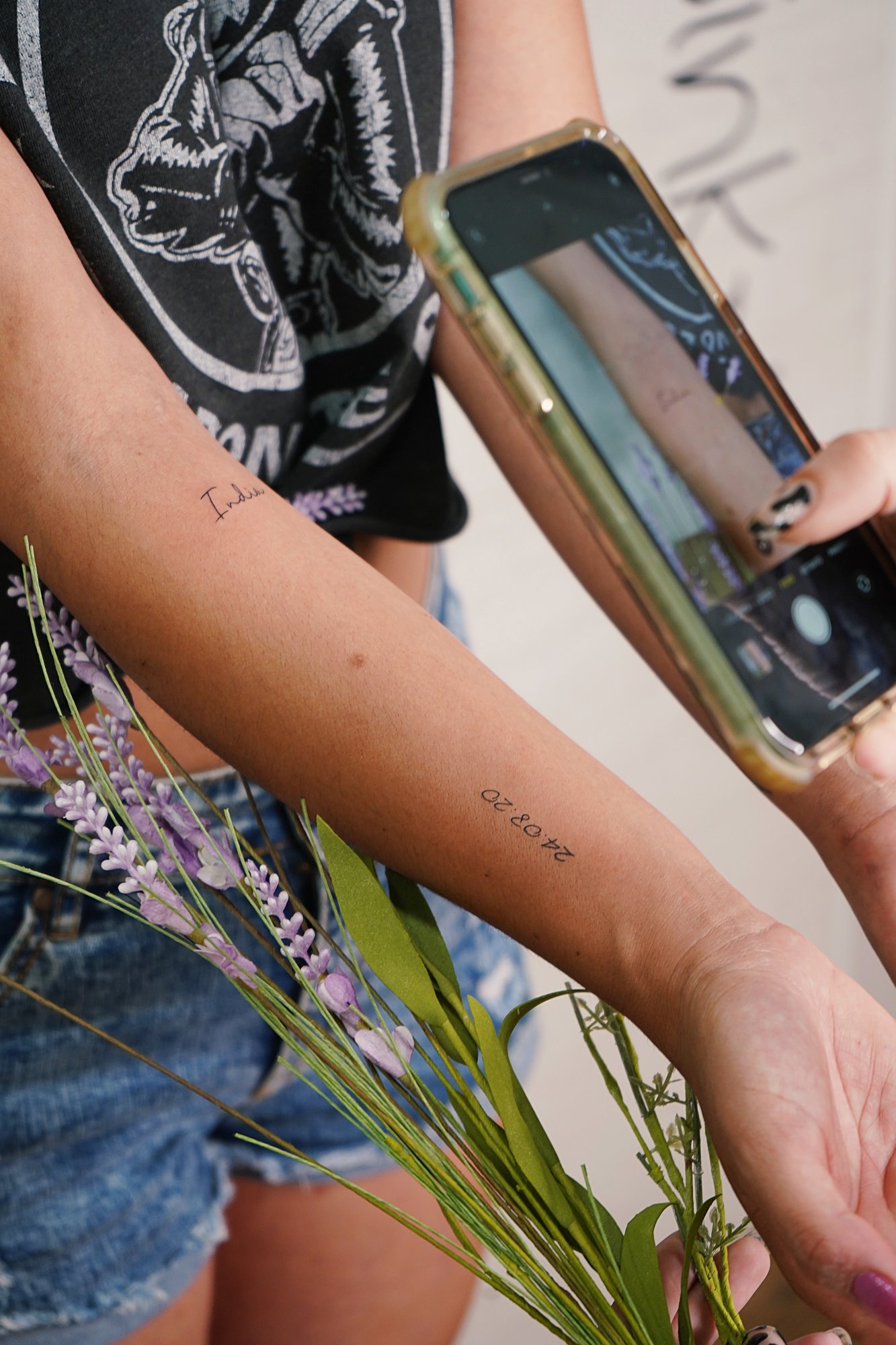 Tatuaje de palabra numeros en brazo, línea fina