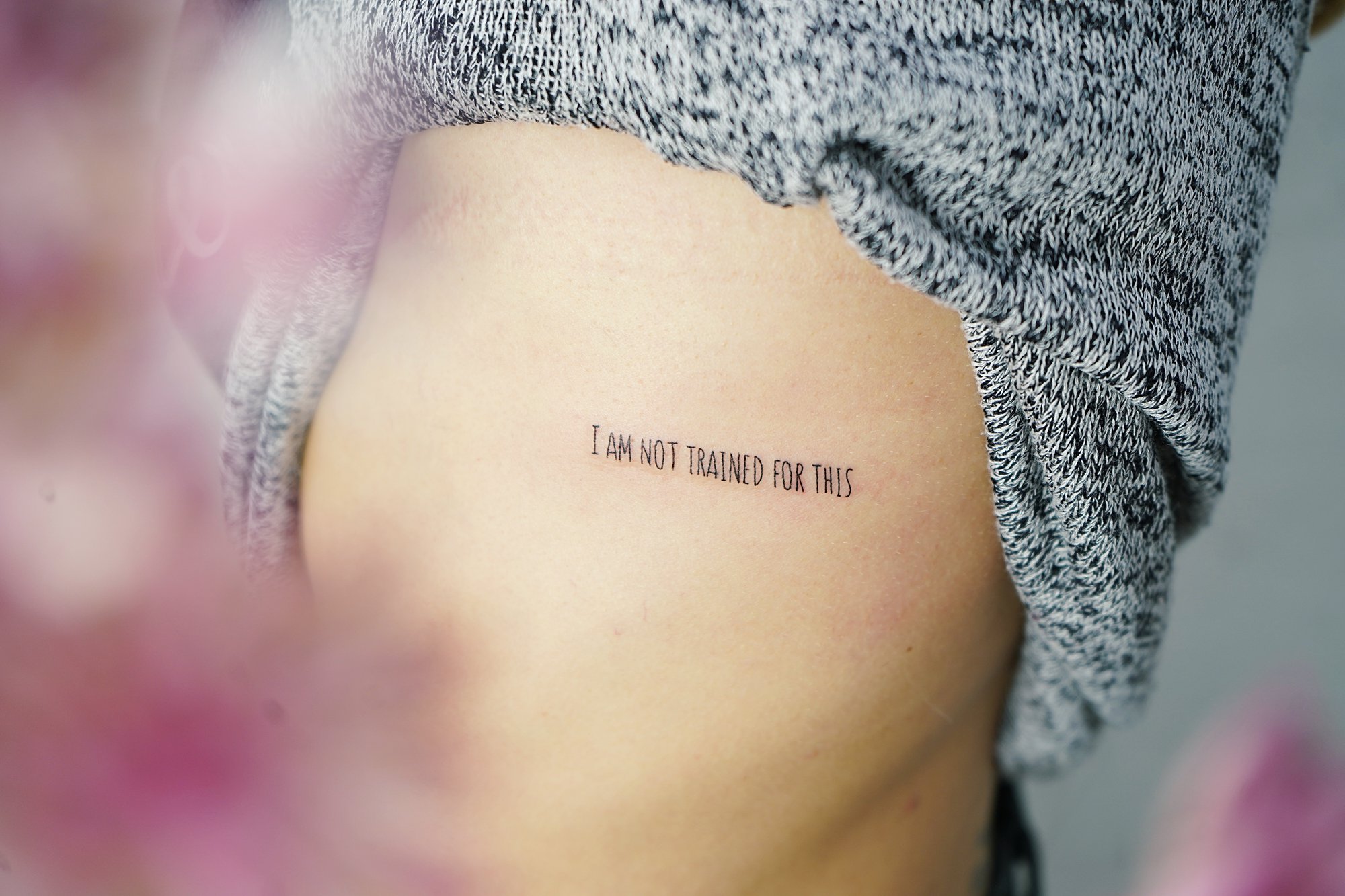 Tatuaje de palabra patience en zona desconocida, línea fina