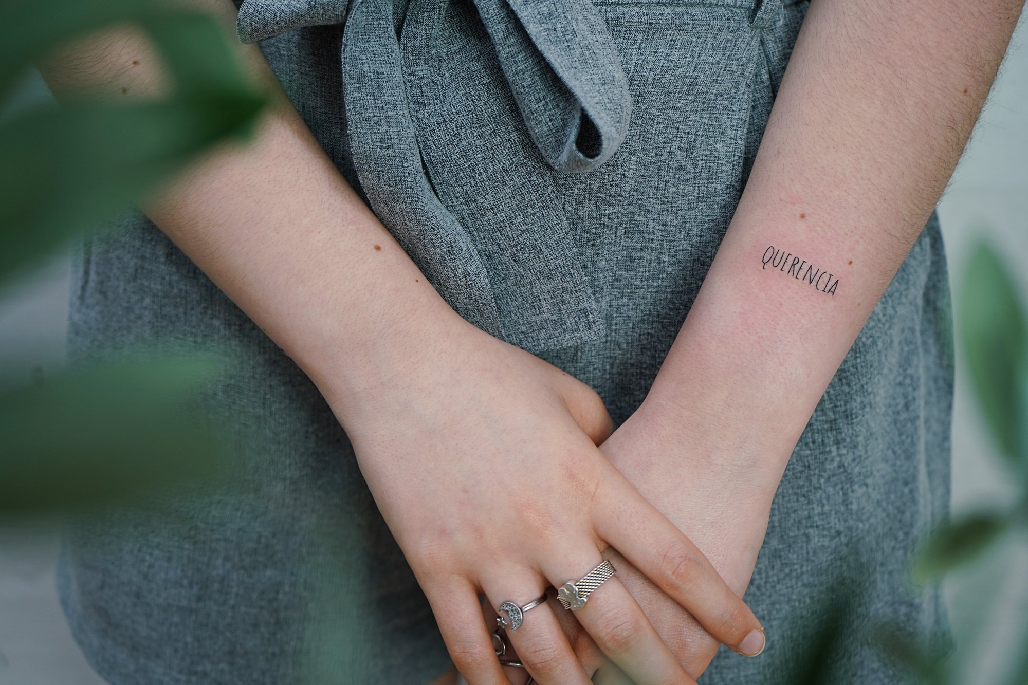 Tatuaje de palabra querencia en zona desconocida, línea fina