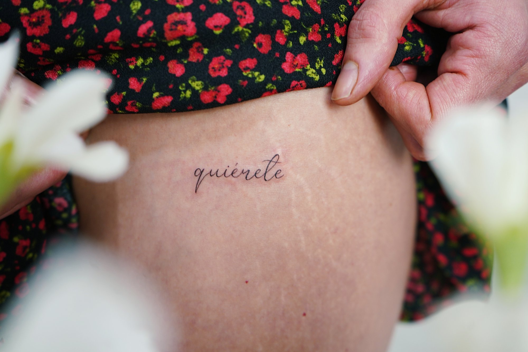 Tatuaje de palabra quierete en zona desconocida, línea fina