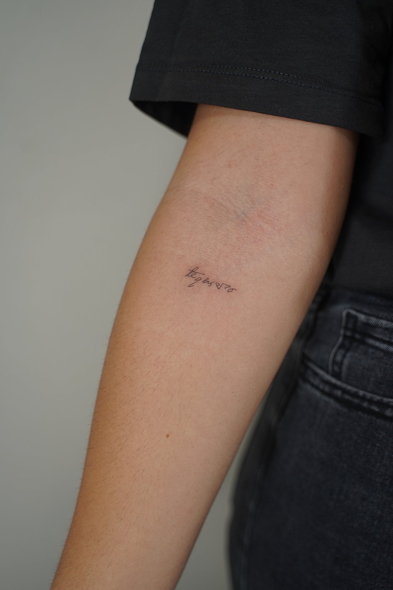 Tatuaje de palabra resiliencia en columna, línea fina