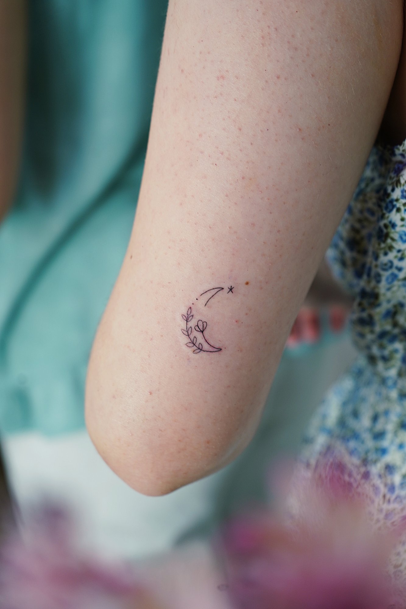 Tatuaje de palabra resiliencia en zona desconocida, línea fina