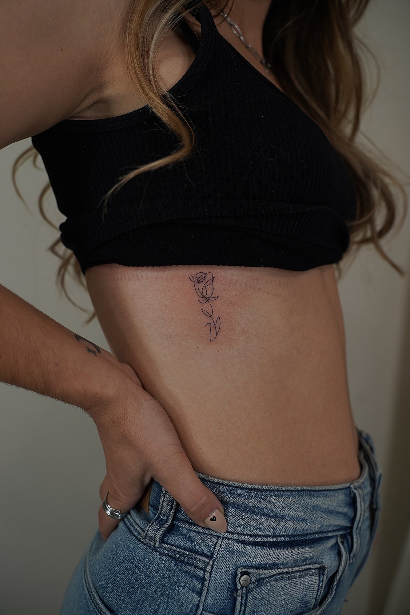 Tatuaje de palabra rico en zona desconocida, línea fina