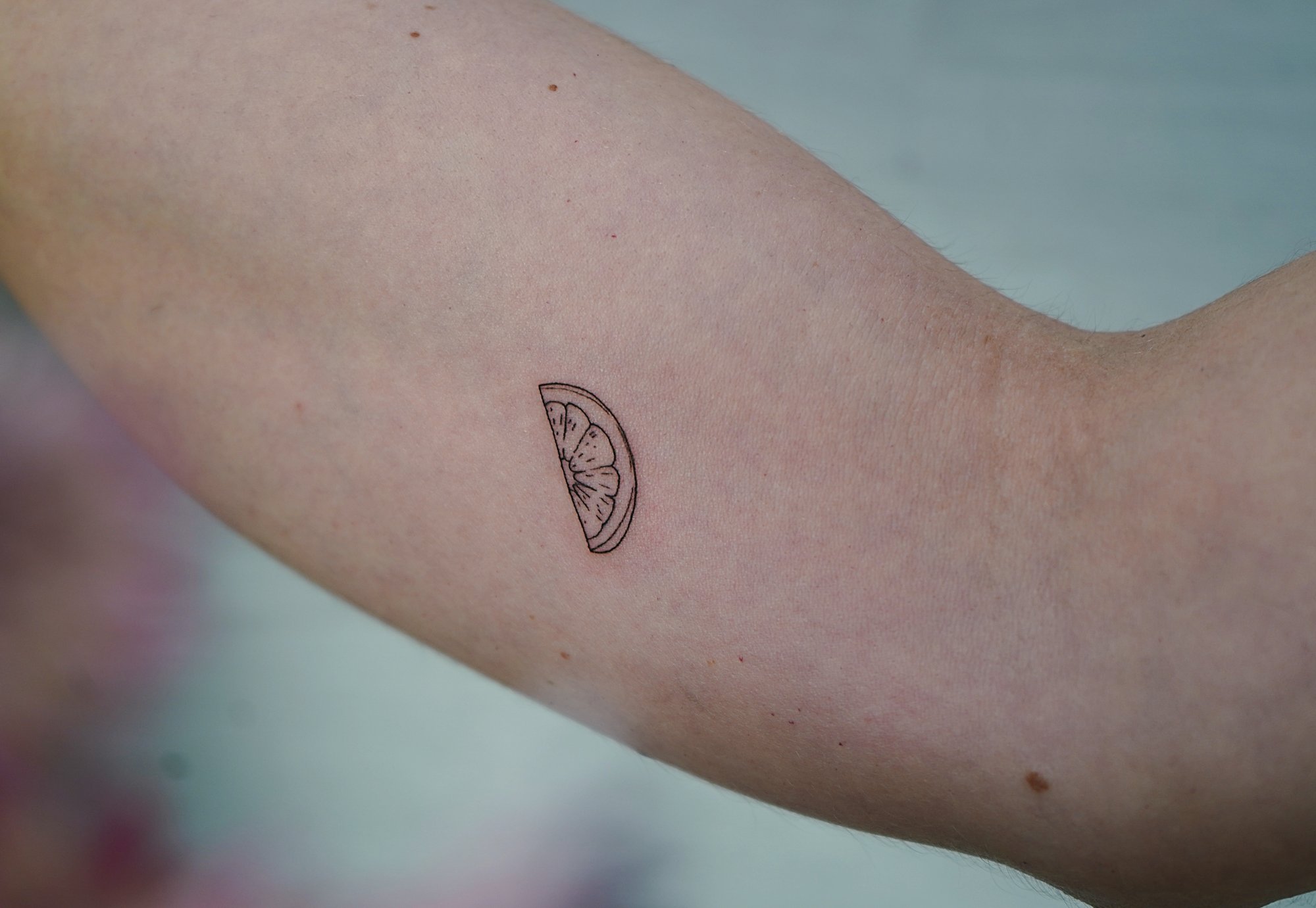 Tatuaje de palabra river en codo, línea fina