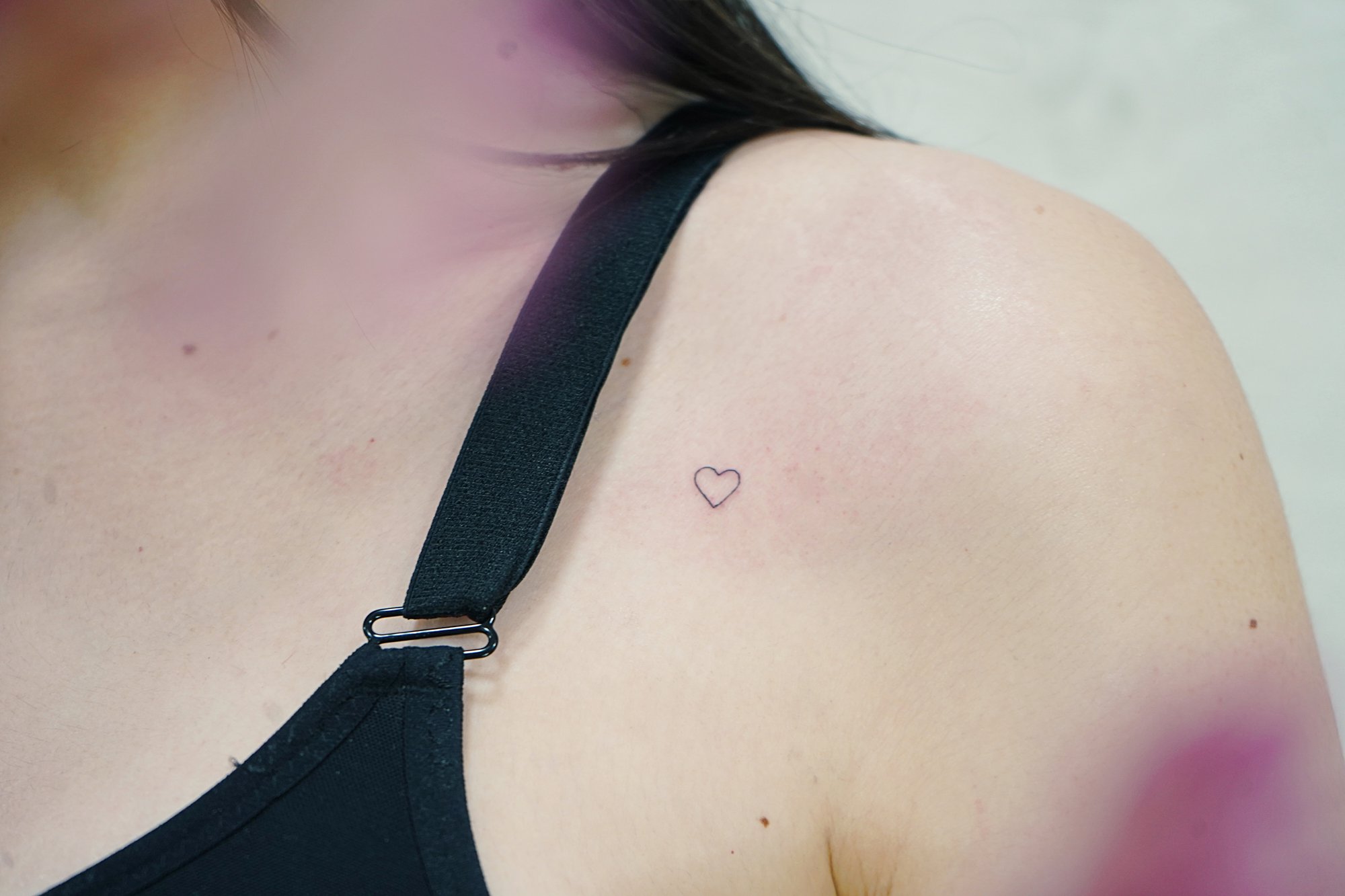 Tatuaje de palabra rojo en zona desconocida, línea fina