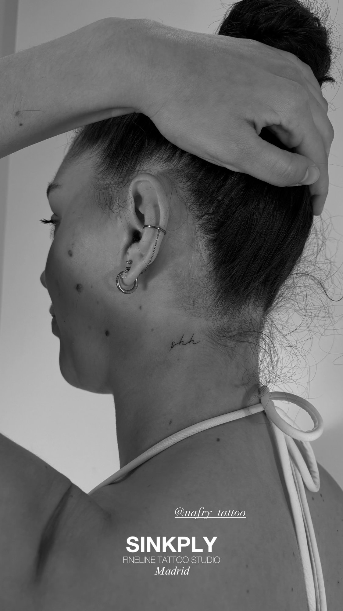 Tatuaje de palabra shh cursiva en detras oreja, línea fina