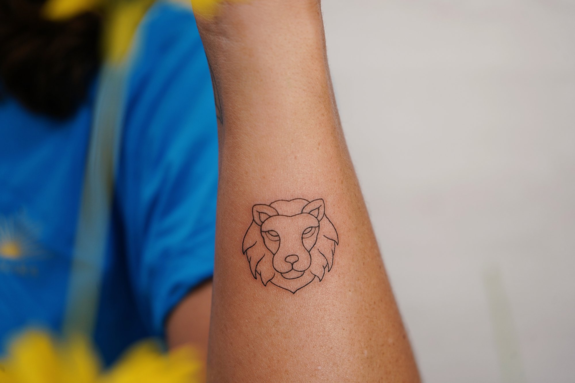 Tatuaje de palabra time en cuello, línea fina