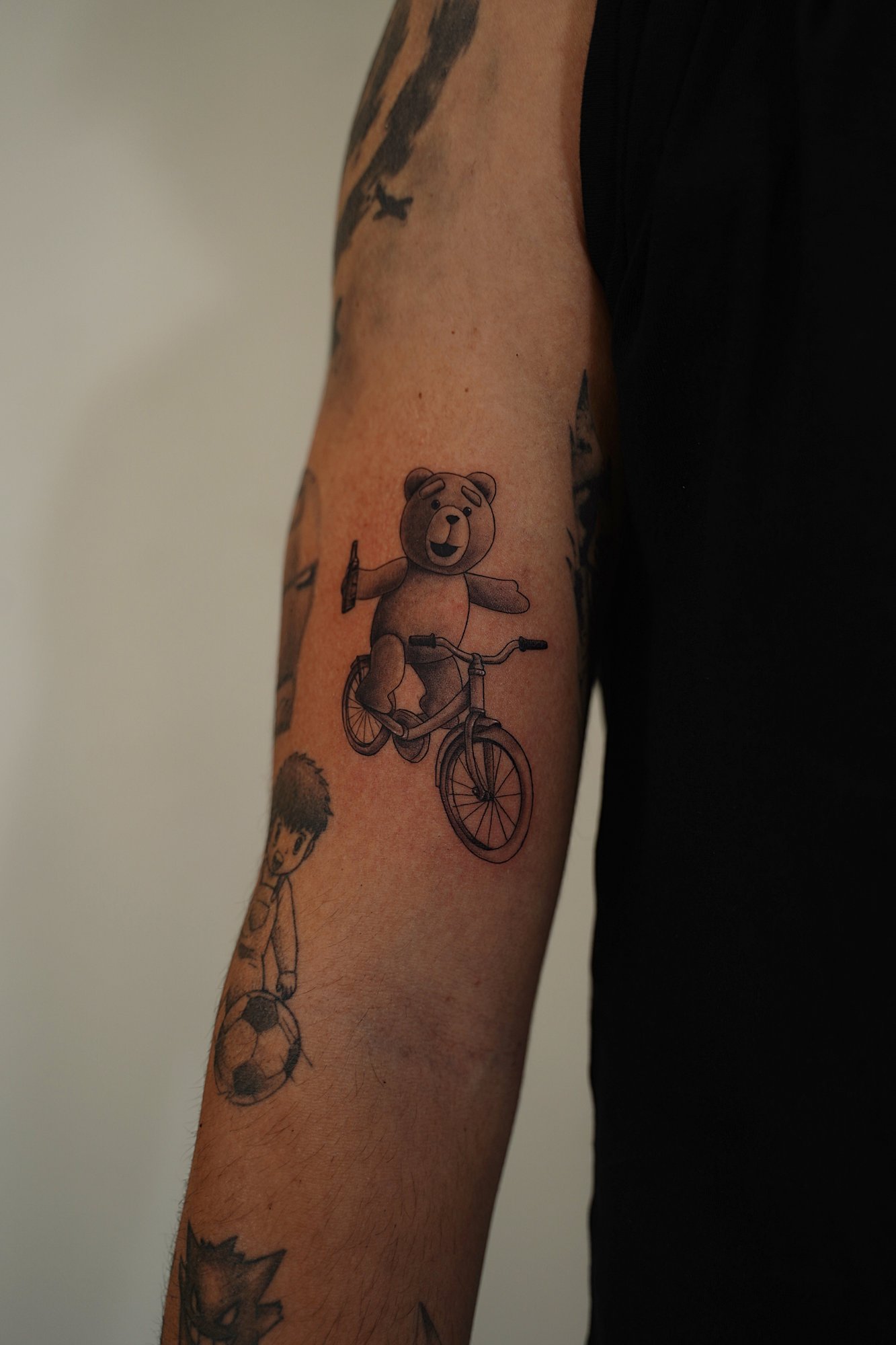 Tatuaje de palabra trascendencia en antebrazo, línea fina