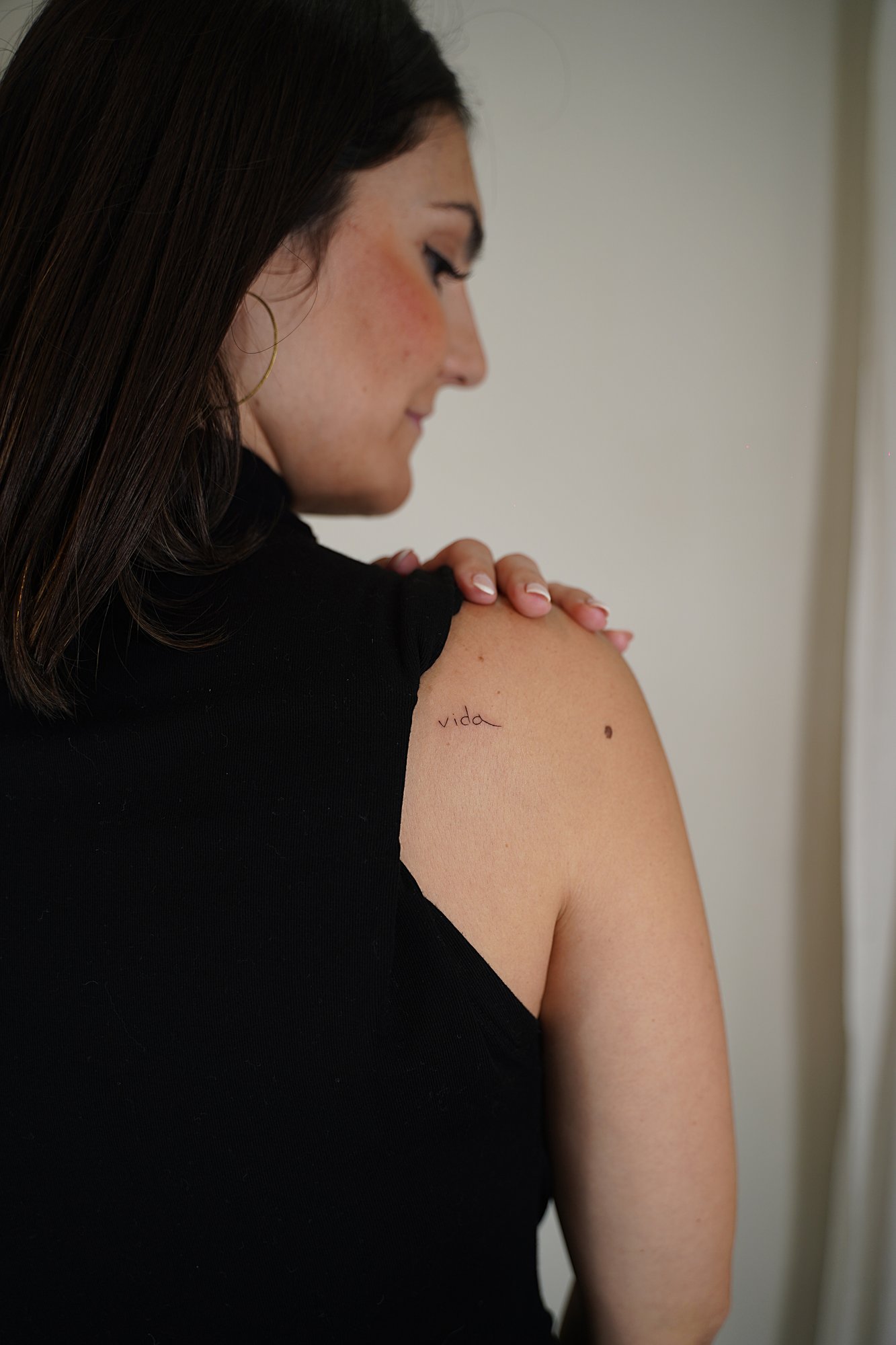Tatuaje de palabra vida en hombro, línea fina