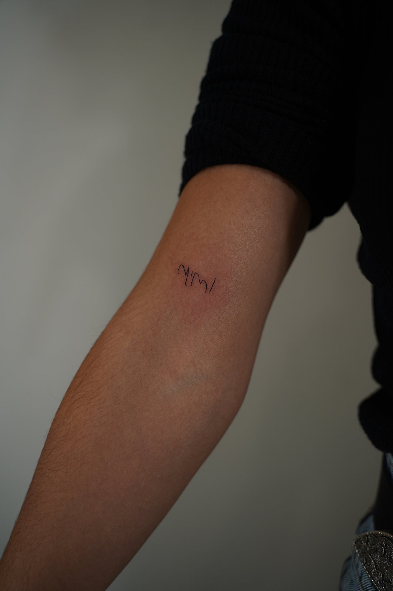 Tatuaje de palabra vida en hombro, línea fina