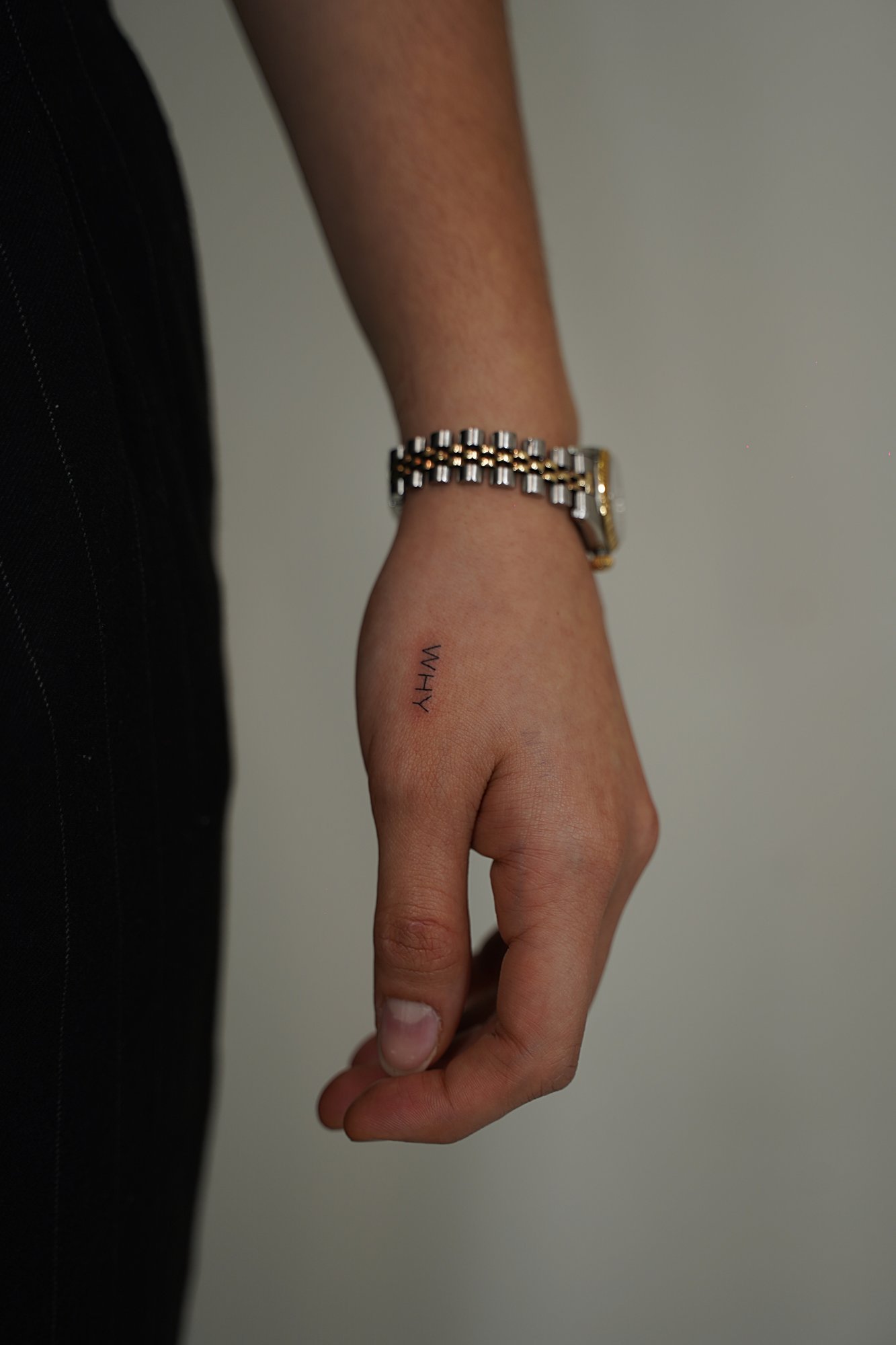 Tatuaje de palabra why en zona desconocida, línea fina