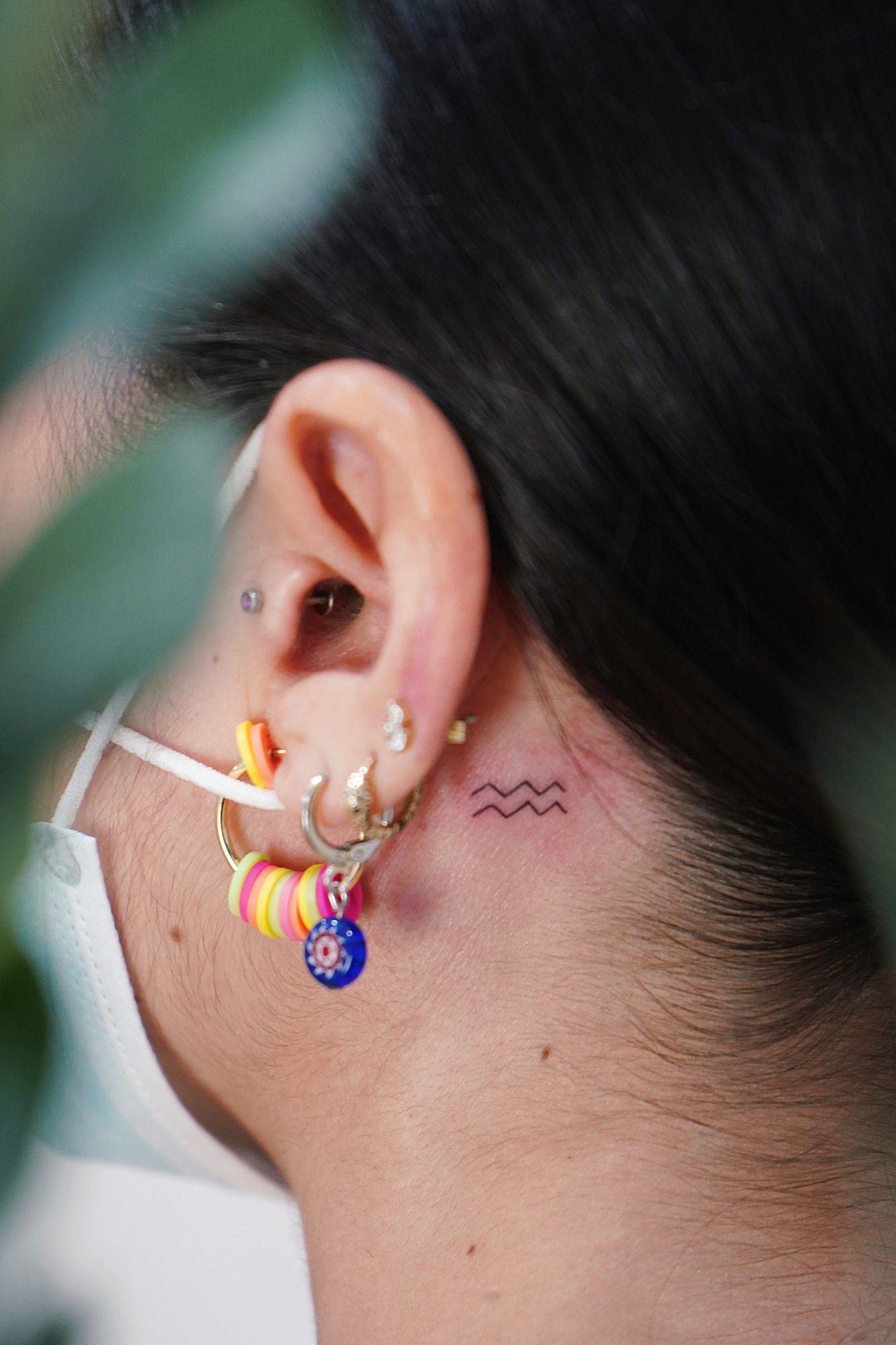 Tatuaje de palabra en antebrazo, línea fina