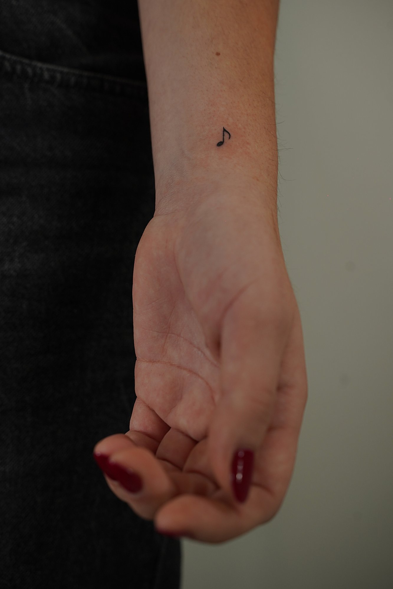 Tatuaje de palabra en antebrazo, línea fina