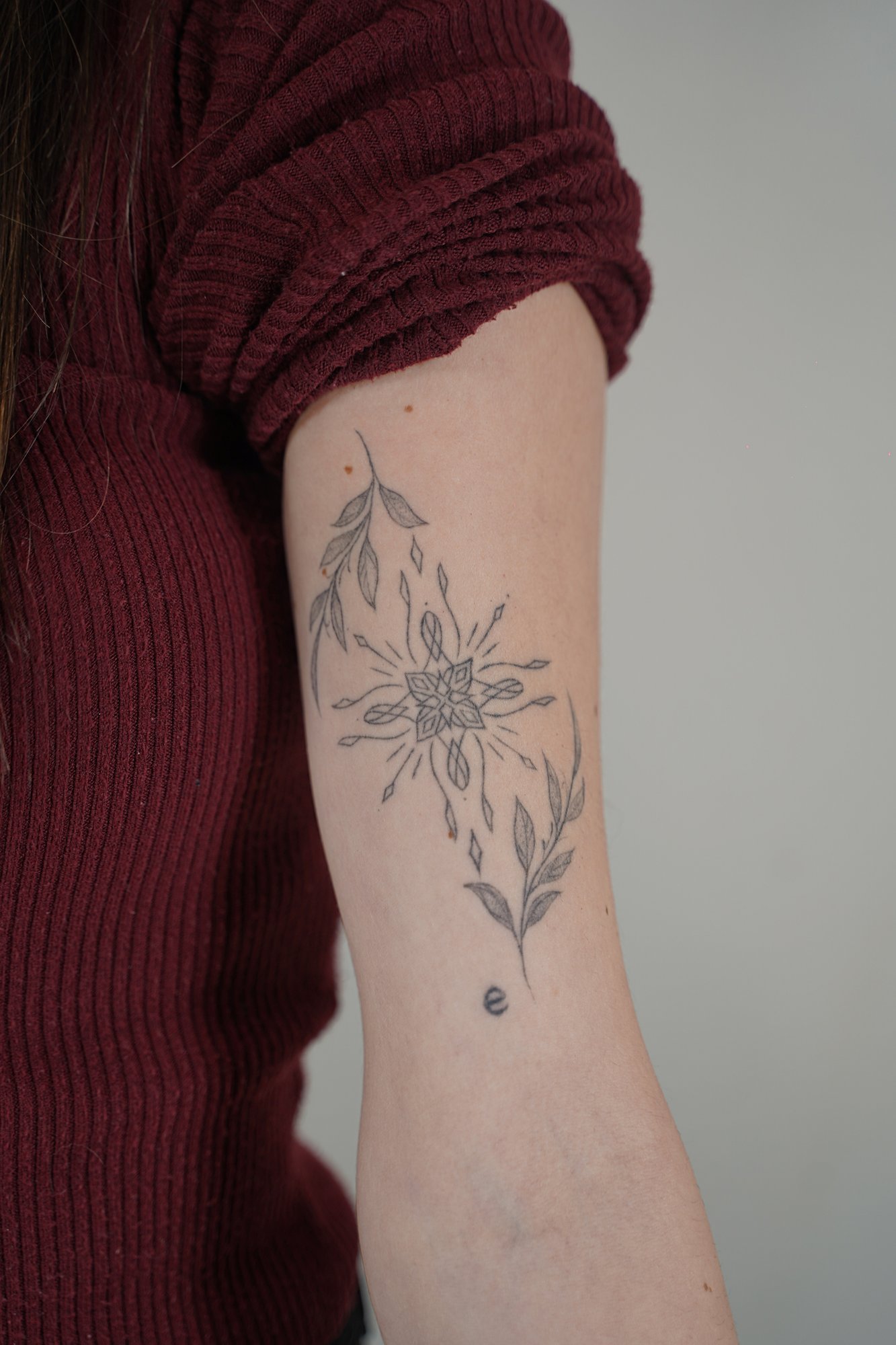 Tatuaje de palabra en cadera, línea fina