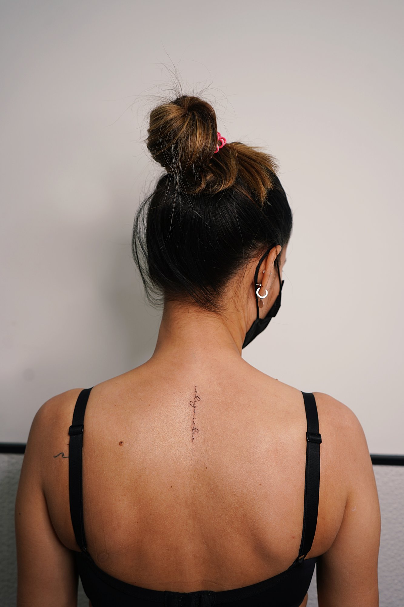 Tatuaje de palabra en columna, línea fina