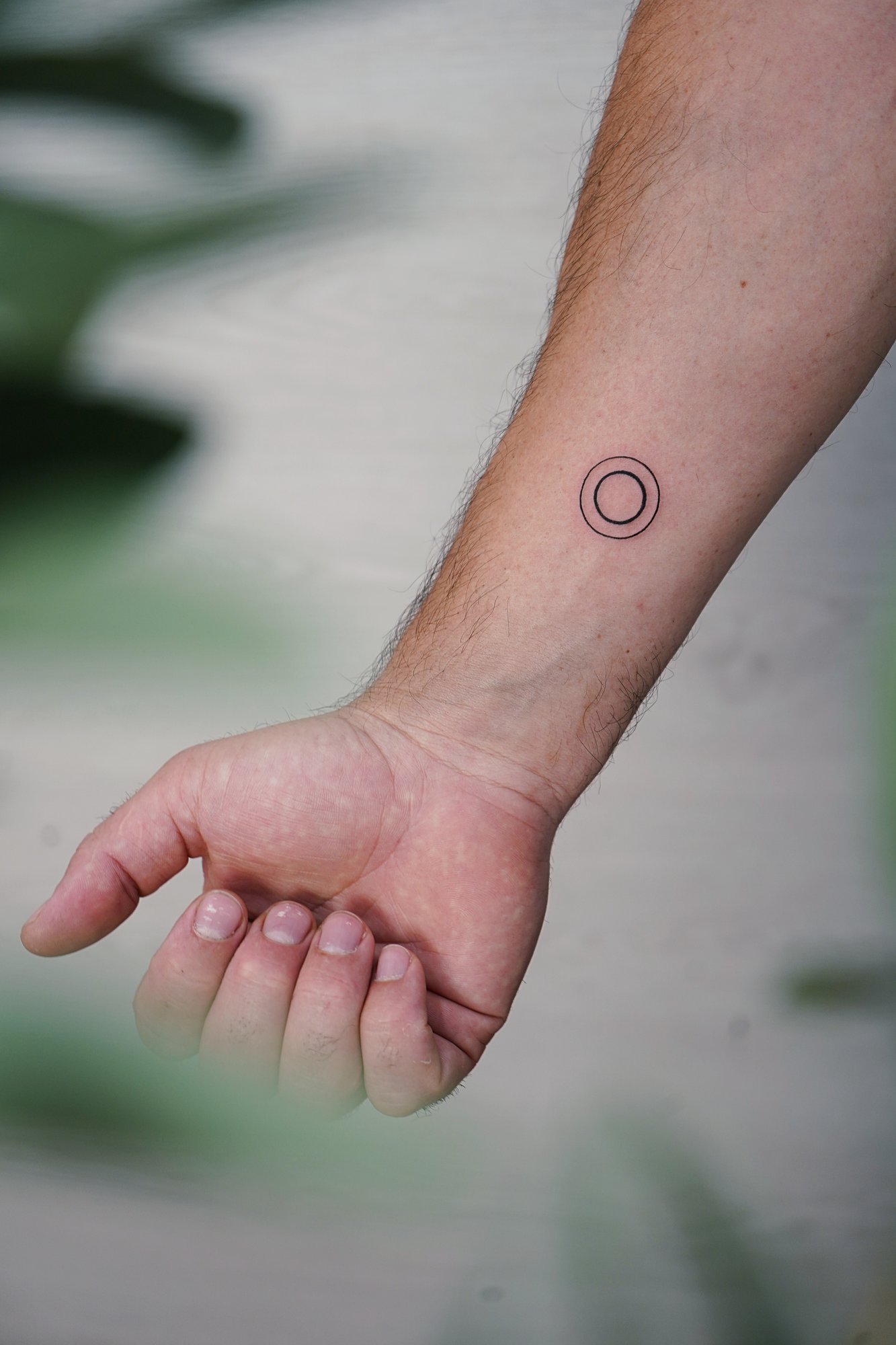 Tatuaje de palabra en costilla, línea fina