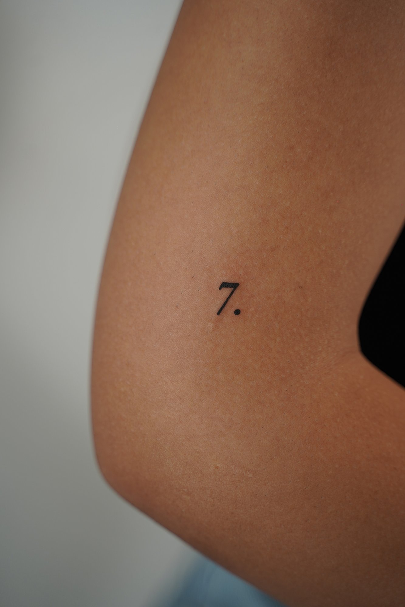 Tatuaje de palabra en costilla, línea fina