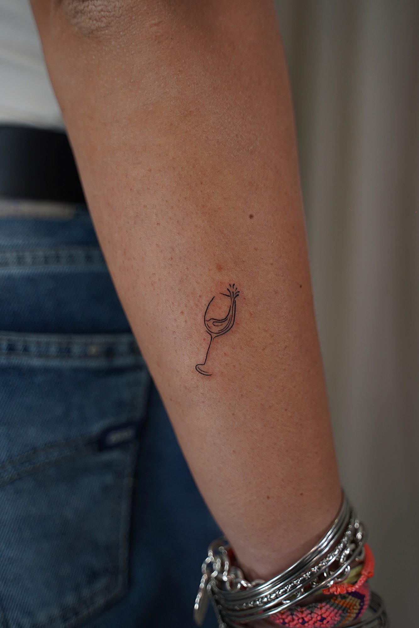 Tatuaje de palabra en costilla, línea fina