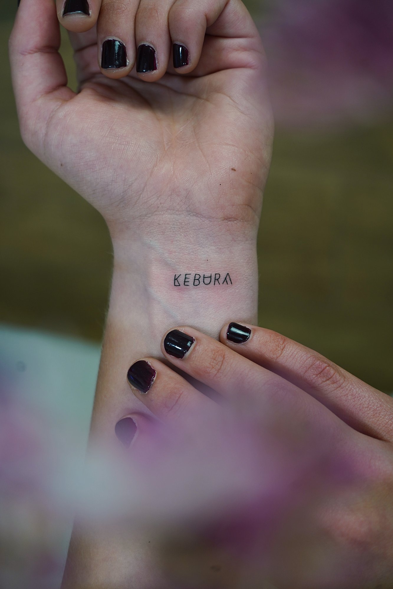 Tatuaje de palabra en muneca, línea fina