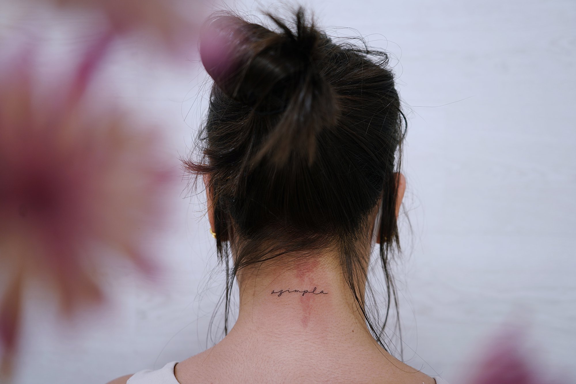 Tatuaje de palabra en muneca, línea fina
