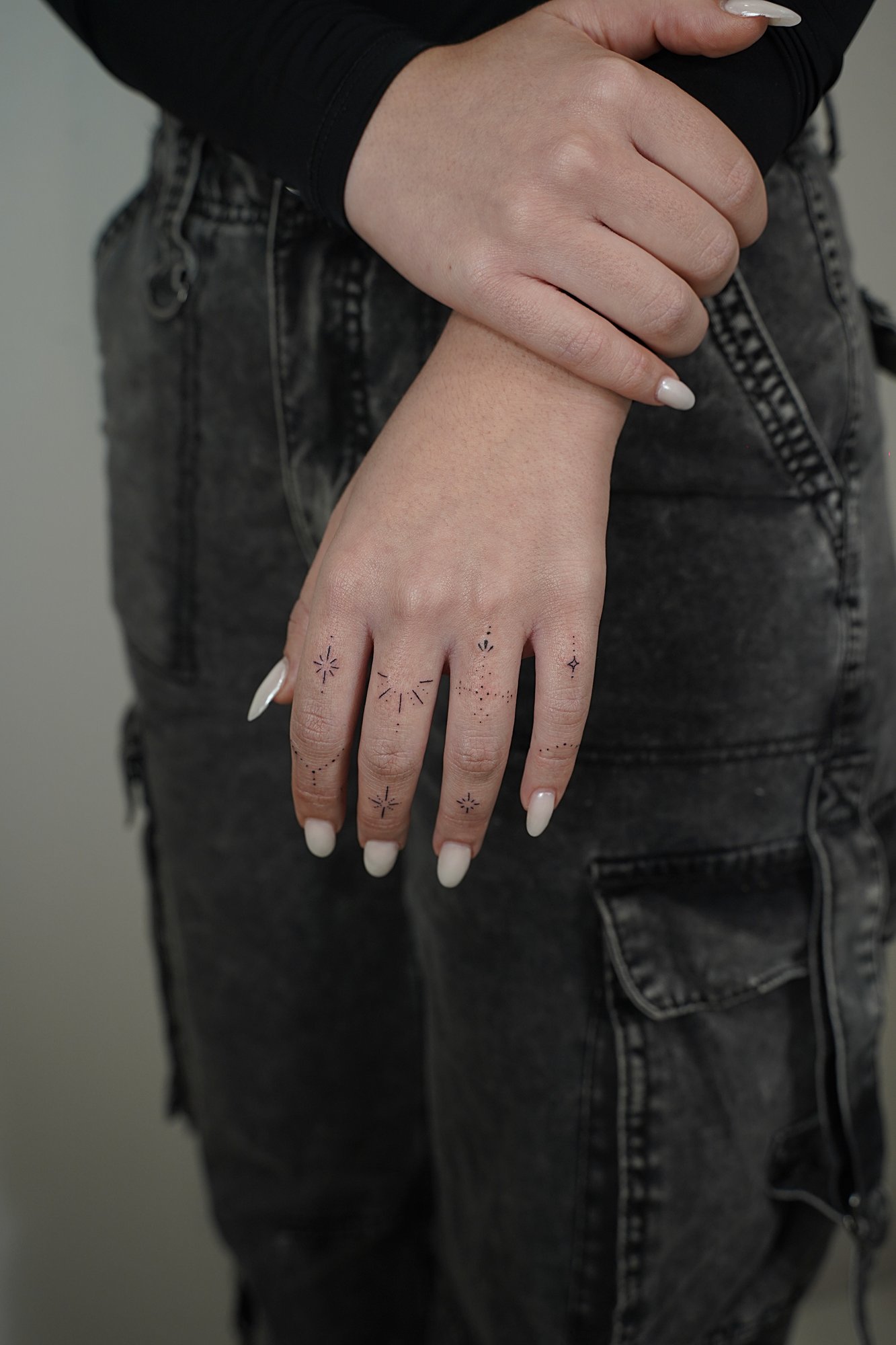 Tatuaje de palabra en nuca, línea fina