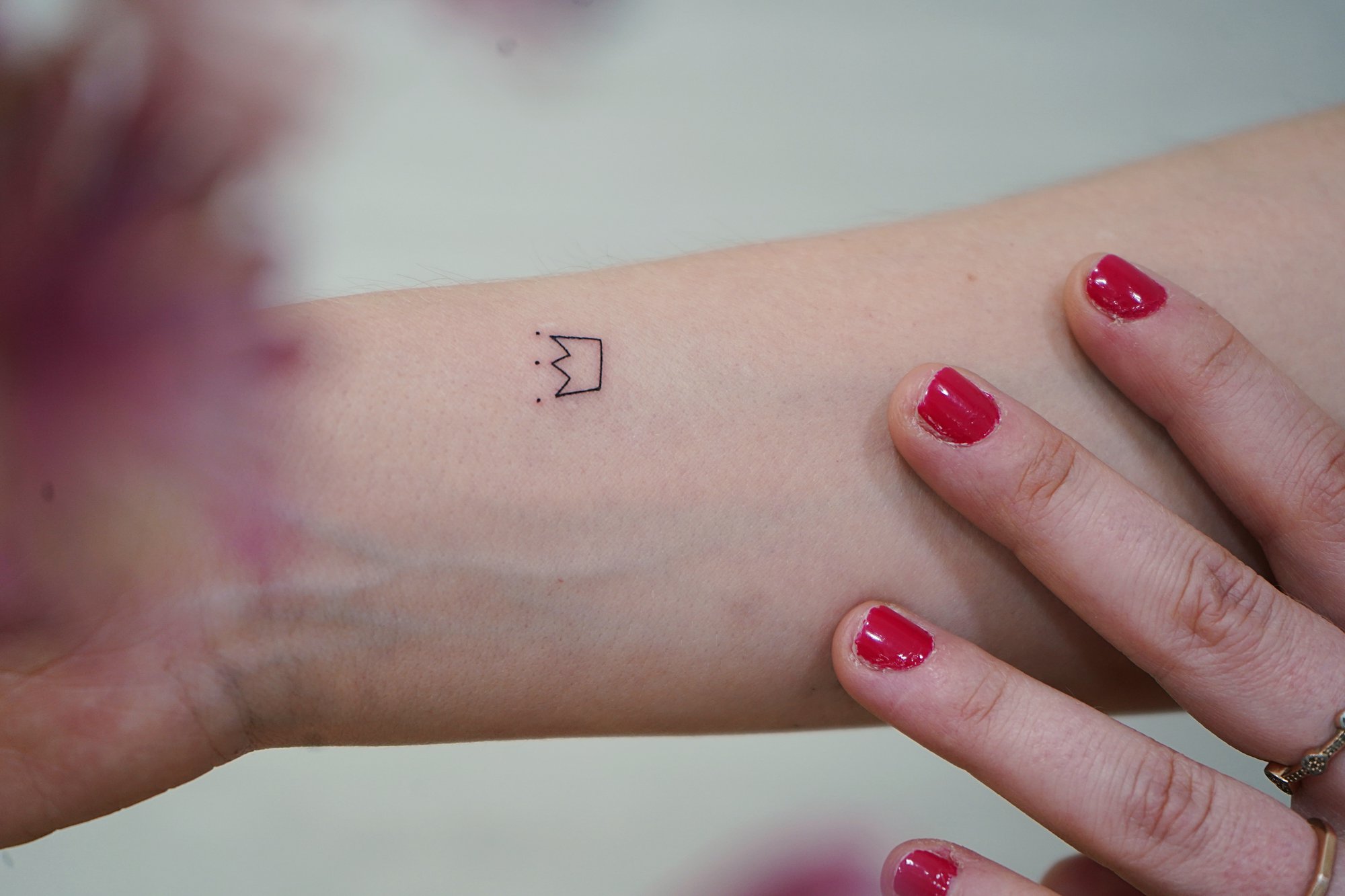 Tatuaje de palabra en tobillo, línea fina