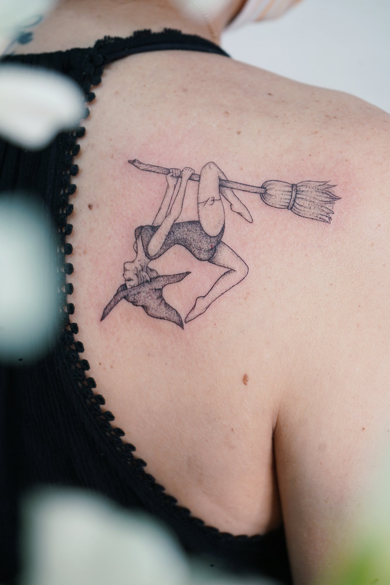 Tatuaje de palabra en tobillo, línea fina