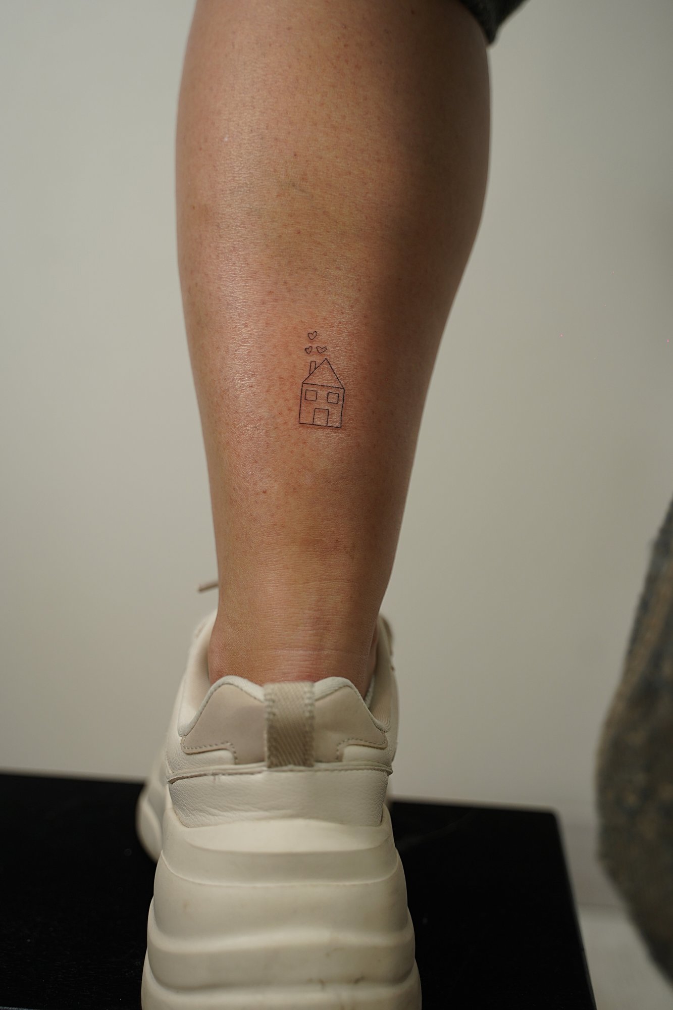 Tatuaje de palabra en tobillo, línea fina